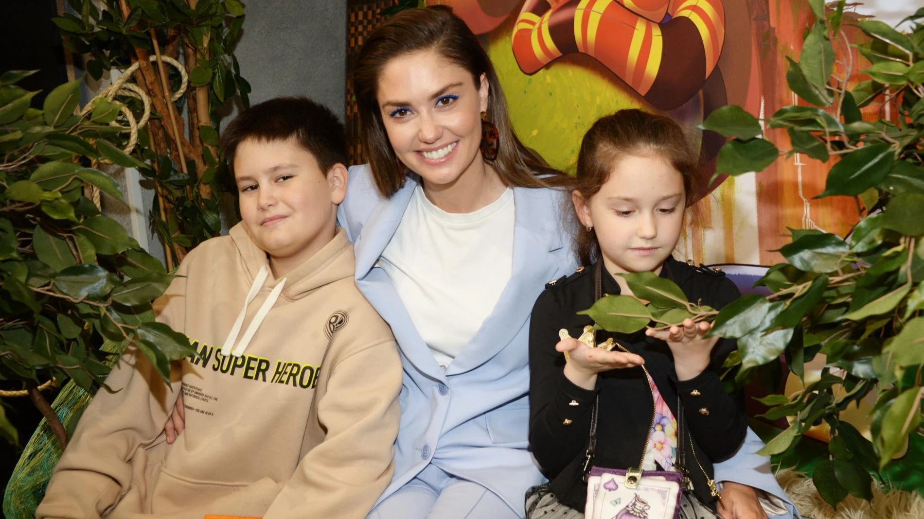 Агата Муцениеце с сыном Тимофеем и дочерью Мией. Фото: Legion-Media