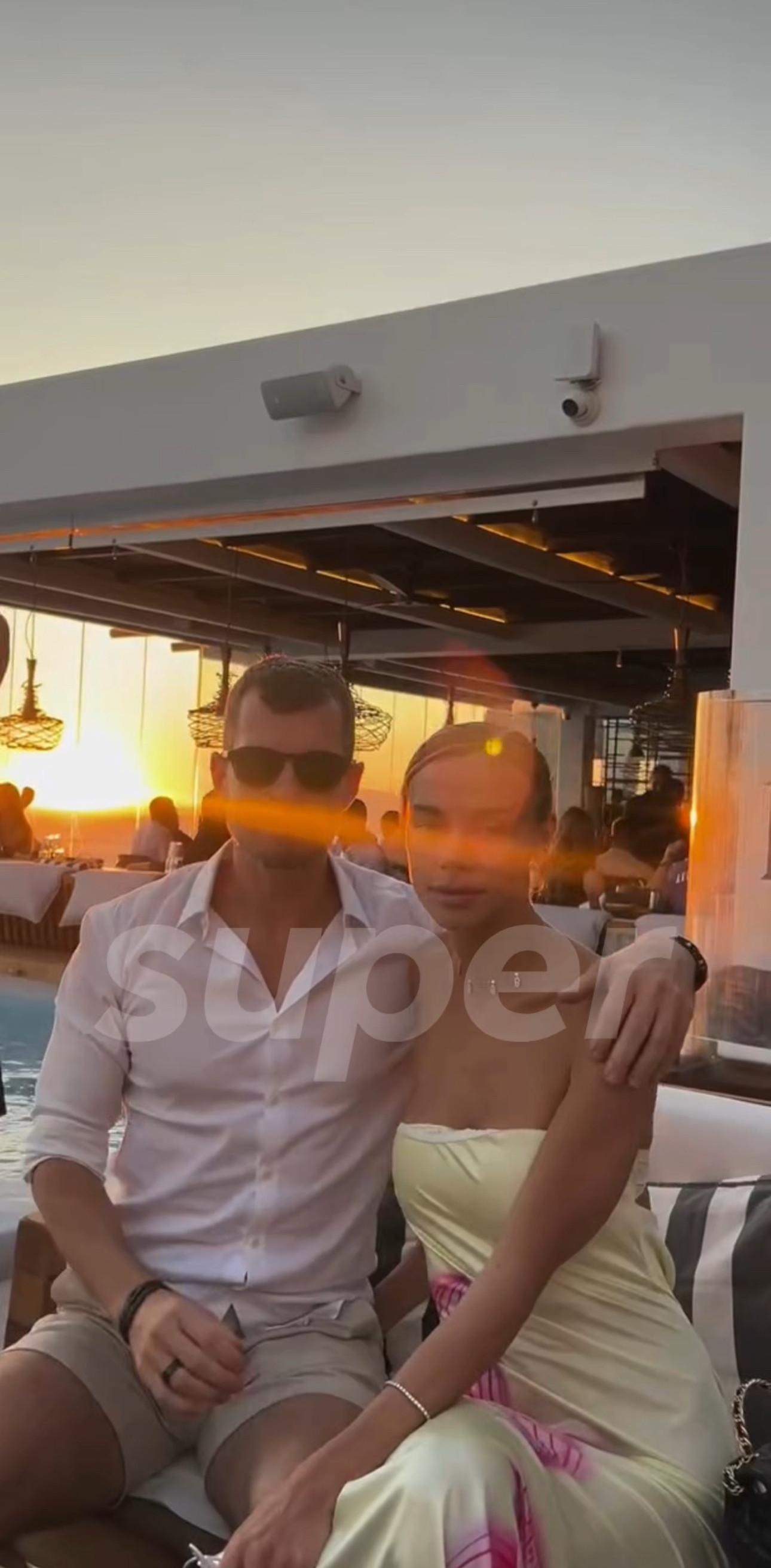 Виктор Фишер и Юлия Власова на Миконосе в 2025 году. Фото: Инстаграм (запрещён в РФ) @sofia.zaikova.m