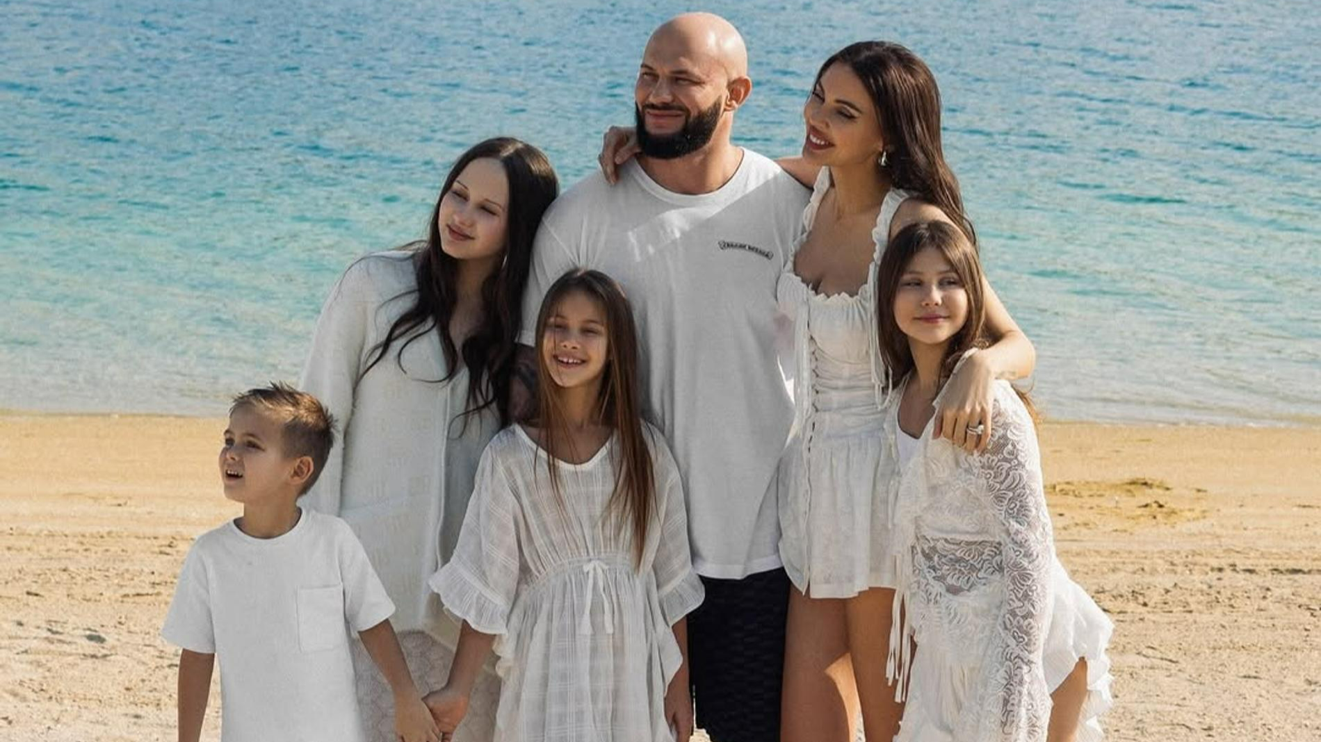 Джиган и Оксана Самойлова с детьми. Фото: Инстаграм (запрещён в РФ)