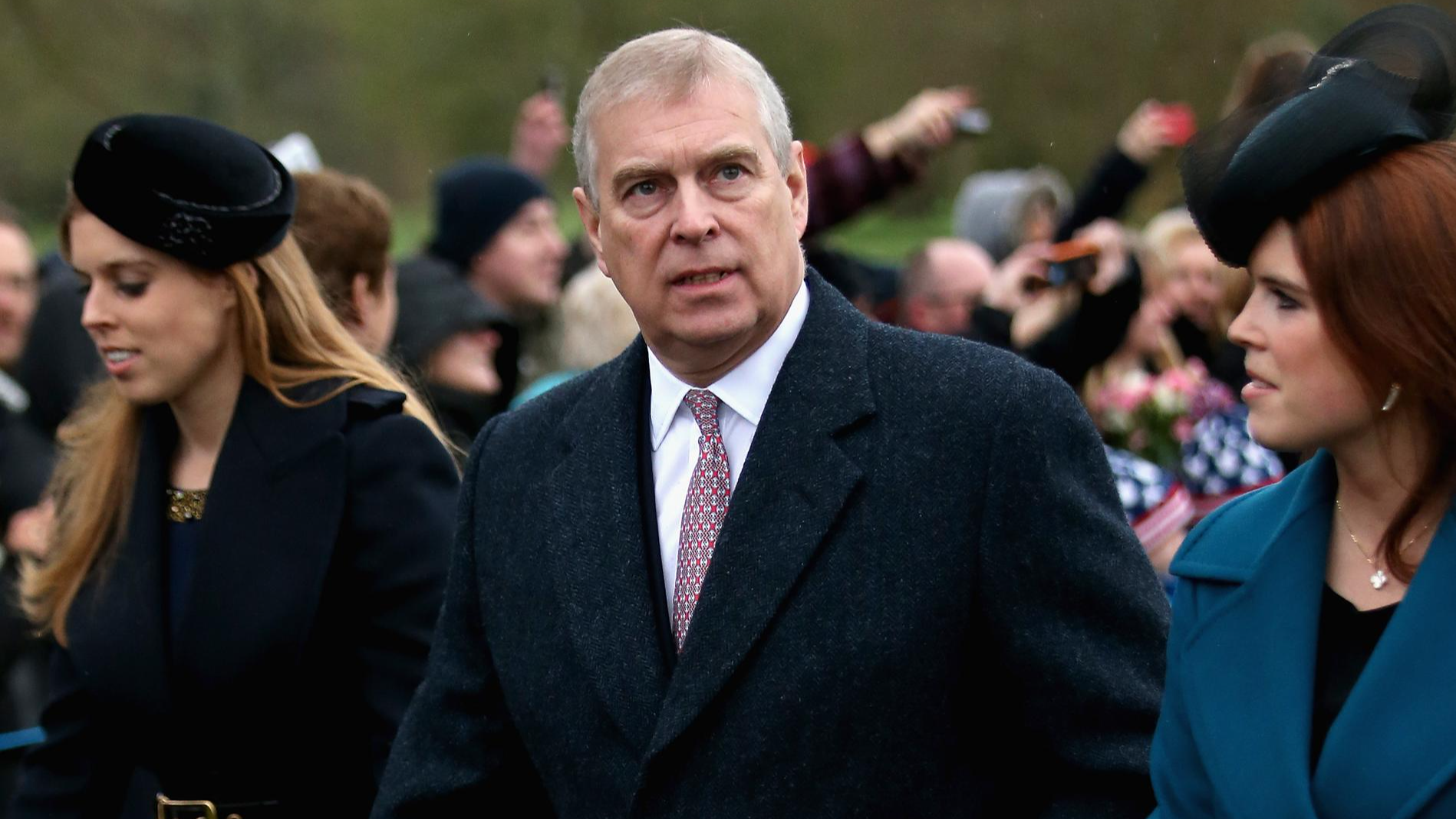 Принц Эндрю c дочерьми. Фото: Getty Images