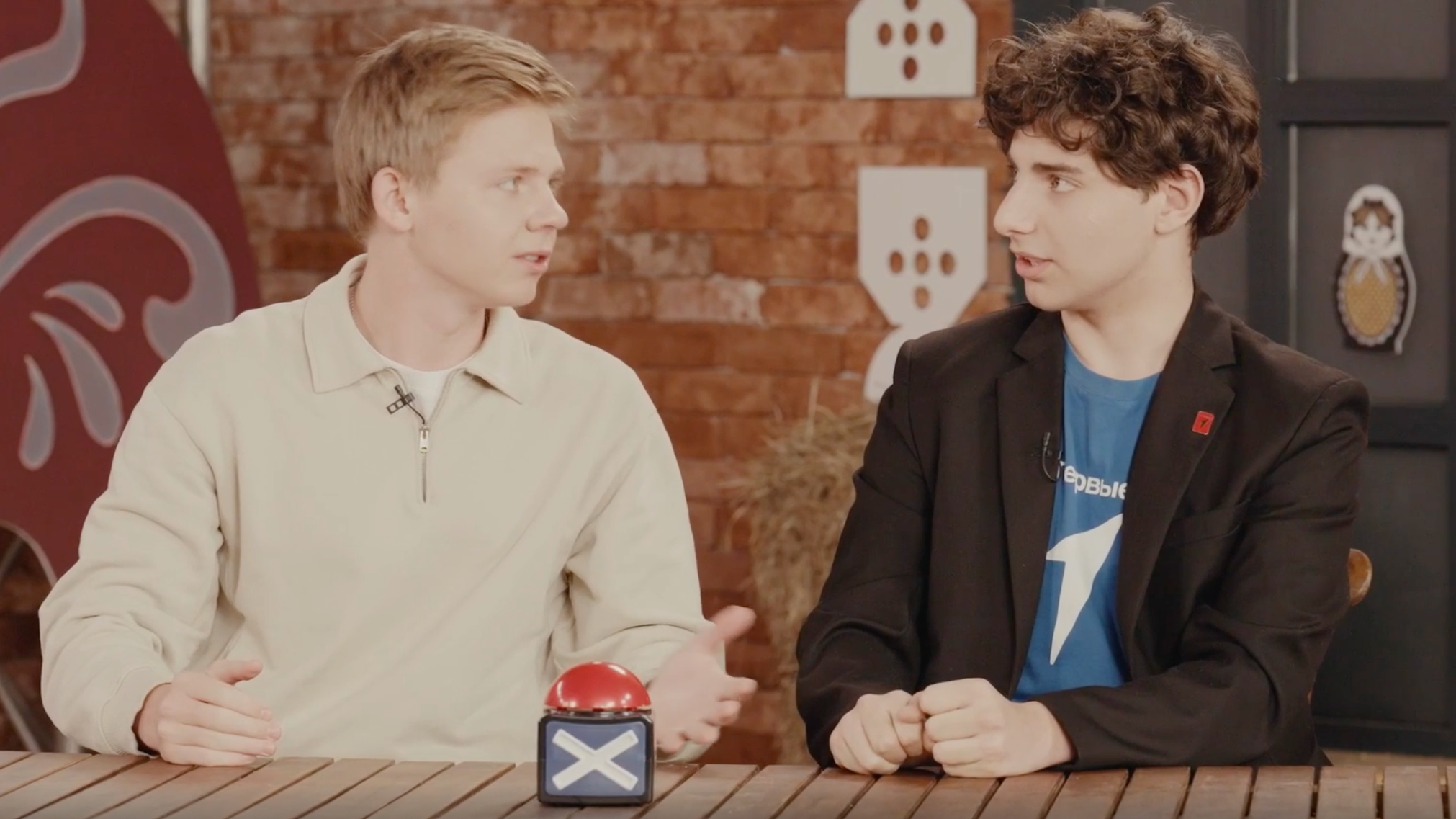 Актёр Саша Новиков и его напарник по команде Даниил Гаустов на шоу «Скажи мне это по-русски. Первые». Фото: архив пресс-службы