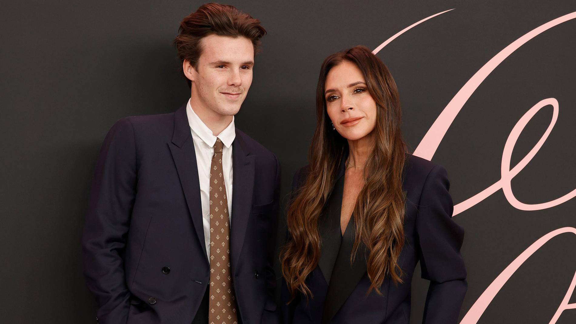 Круз Бекхэм с мамой Викторией. Фото: Getty Images