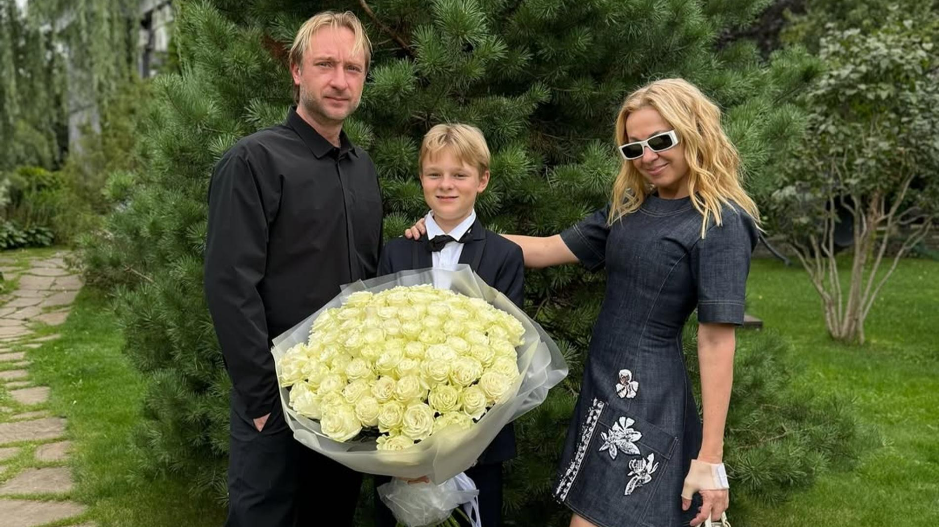 Александр Плющенко с родителями. Фото: Инстаграм (запрещен в РФ) @gnomgnomych