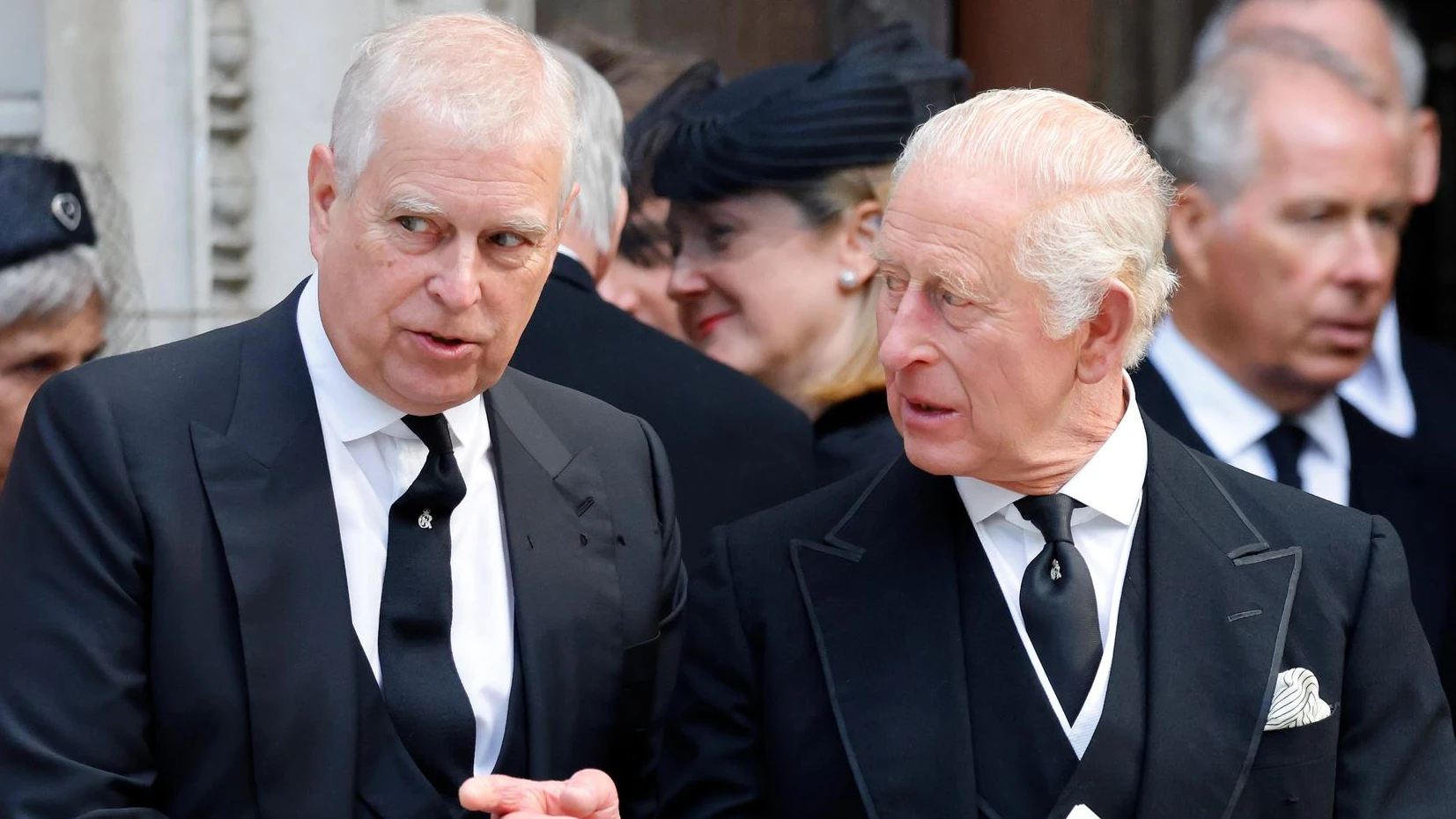 Принц Эндрю и Карл III. Фото: Getty images