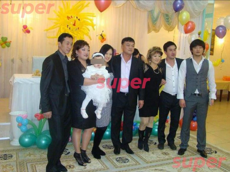 Ольга между родной сестрой Анатолия и его отцом