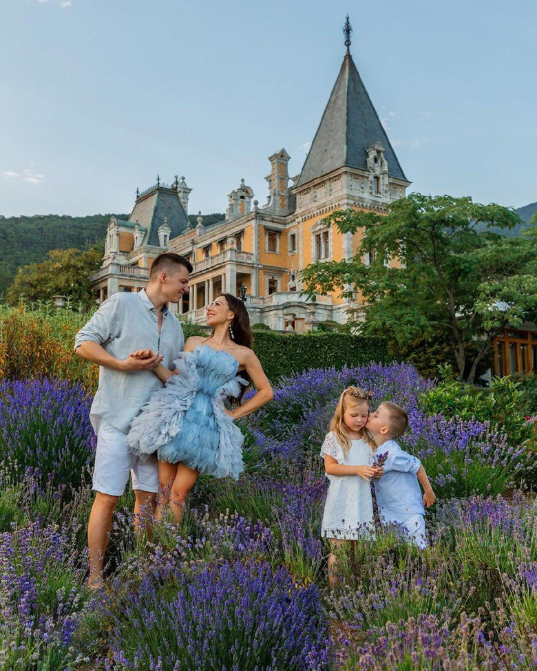 Валерия Чекалина с семьей. Фото: @ler_chek