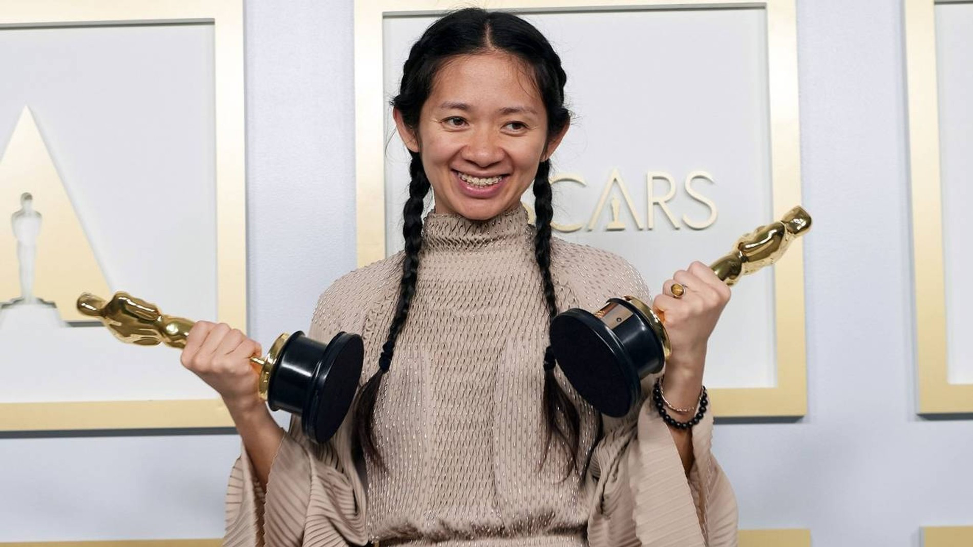 Хлоя Чжао со своими статуэтками
Фото: Getty