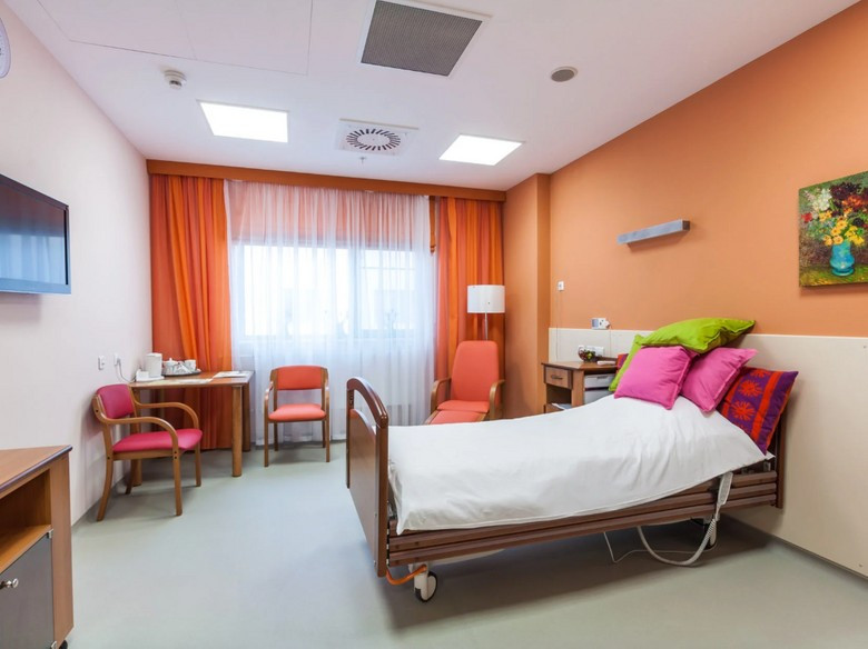 В послеродовой палате атмосфера близка к домашней: уютные шторы, картины, бабочки на стенах, удобная кровать при необходимости легко трансформируется в родовой стул. В родовой палате большая ванна, гимнастический мяч, стул для вертикальных родов, коврик для занятий релаксационными практиками при родах