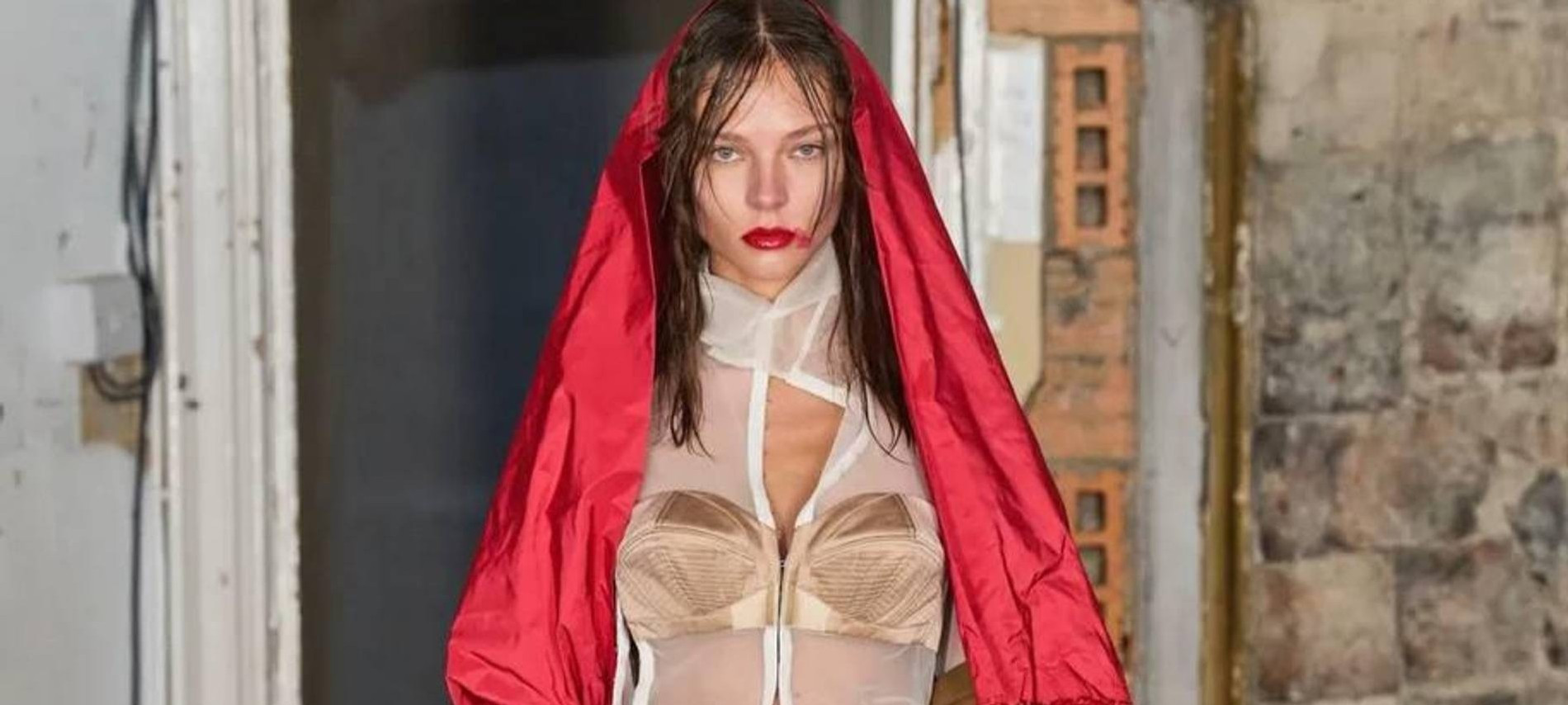 Алеся Кафельникова на показе Dilara Findikoglu
Фото: tag-walk.com