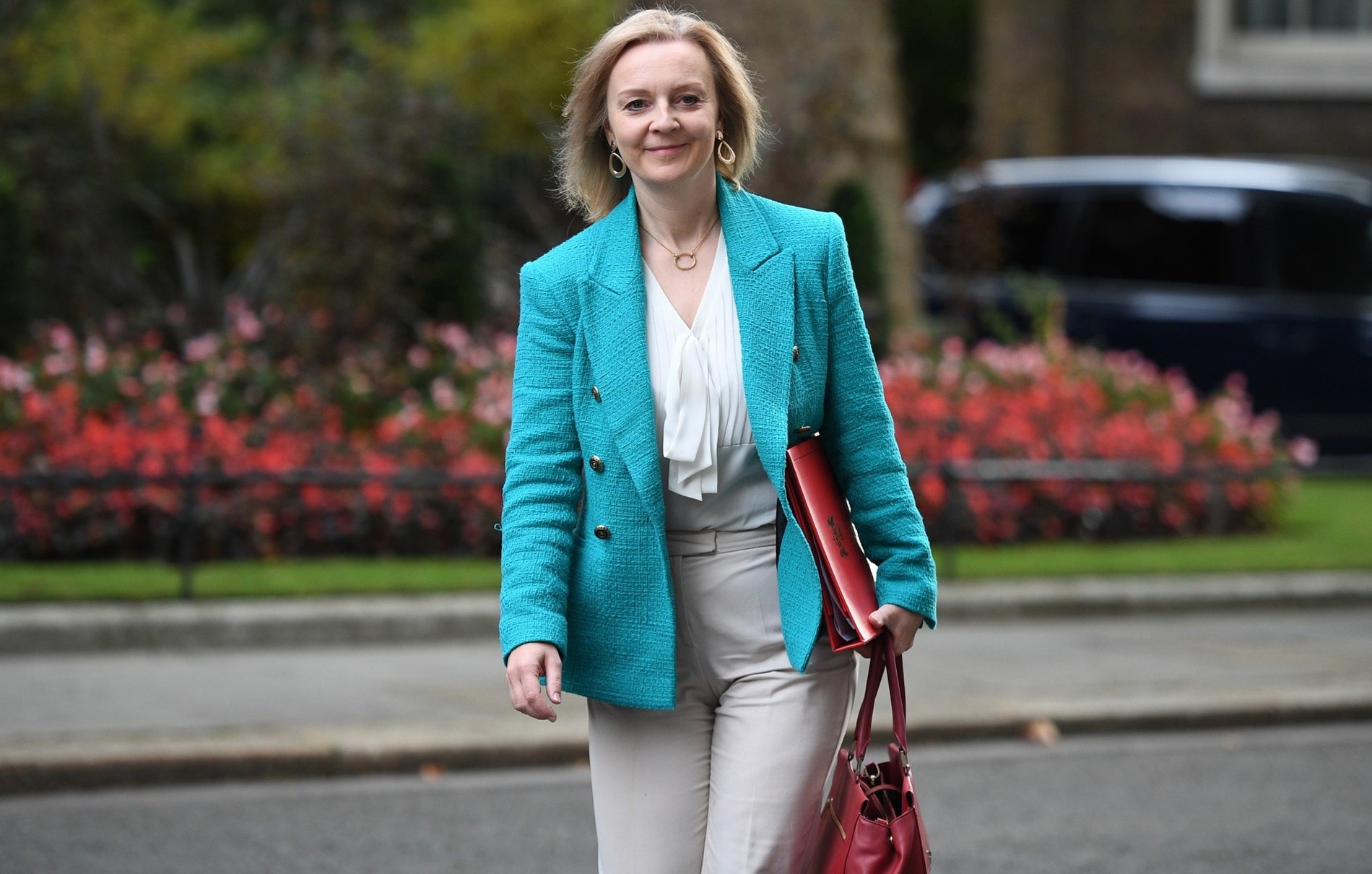 Лиз Трасс по пути на работу
Фото: Getty Images