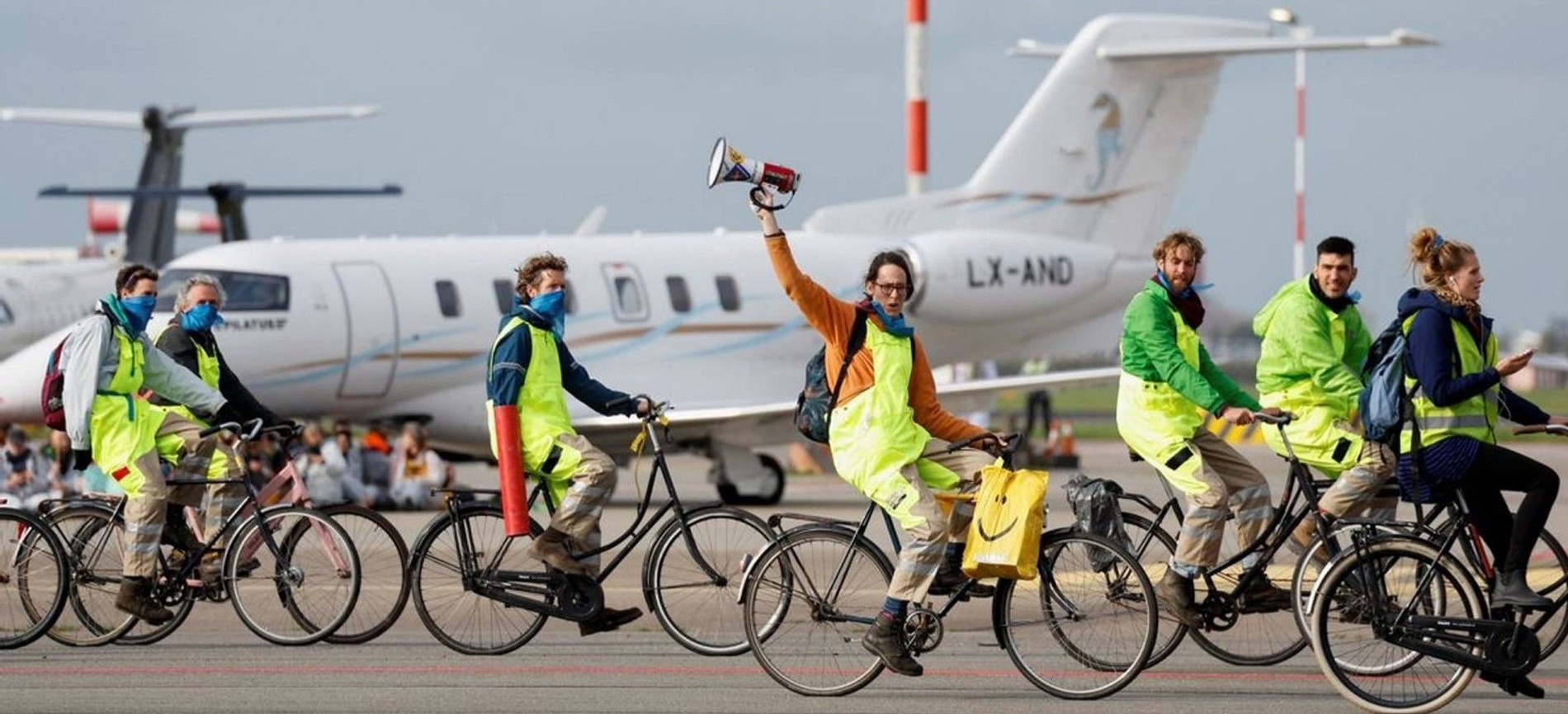 Экоактивисты в аэропорту Схипхол
Фото: REUTERS