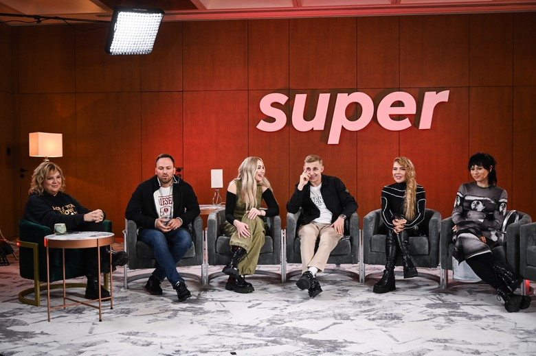 Алена Жигалова, Алексей Столяров, MIA BOYKA, Саша Стоун, Карина Кросс и Катя IOWA на паблик-токе Super. Фото: Super.ru / Александра Марченко
