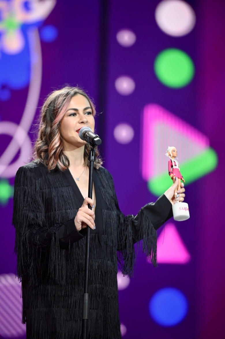 Главный редактор Super.ru Мария Белоковыльская вручает награду Юле Гаврилиной. Фото: Super.ru / Александра Марченко