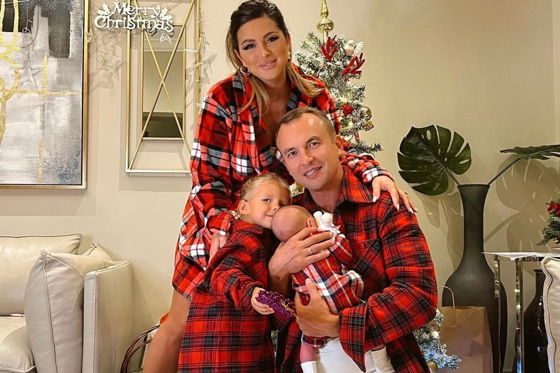 Певица Нюша с мужем Игорем Сивовым и детьми
Фото: Инстаграм (запрещен в РФ)