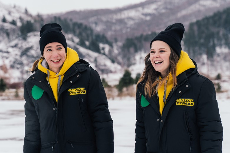 Наталия Медведева со своим фитнес-тренером Анной. Фото: пресс-служба «ВайТ Медиа»