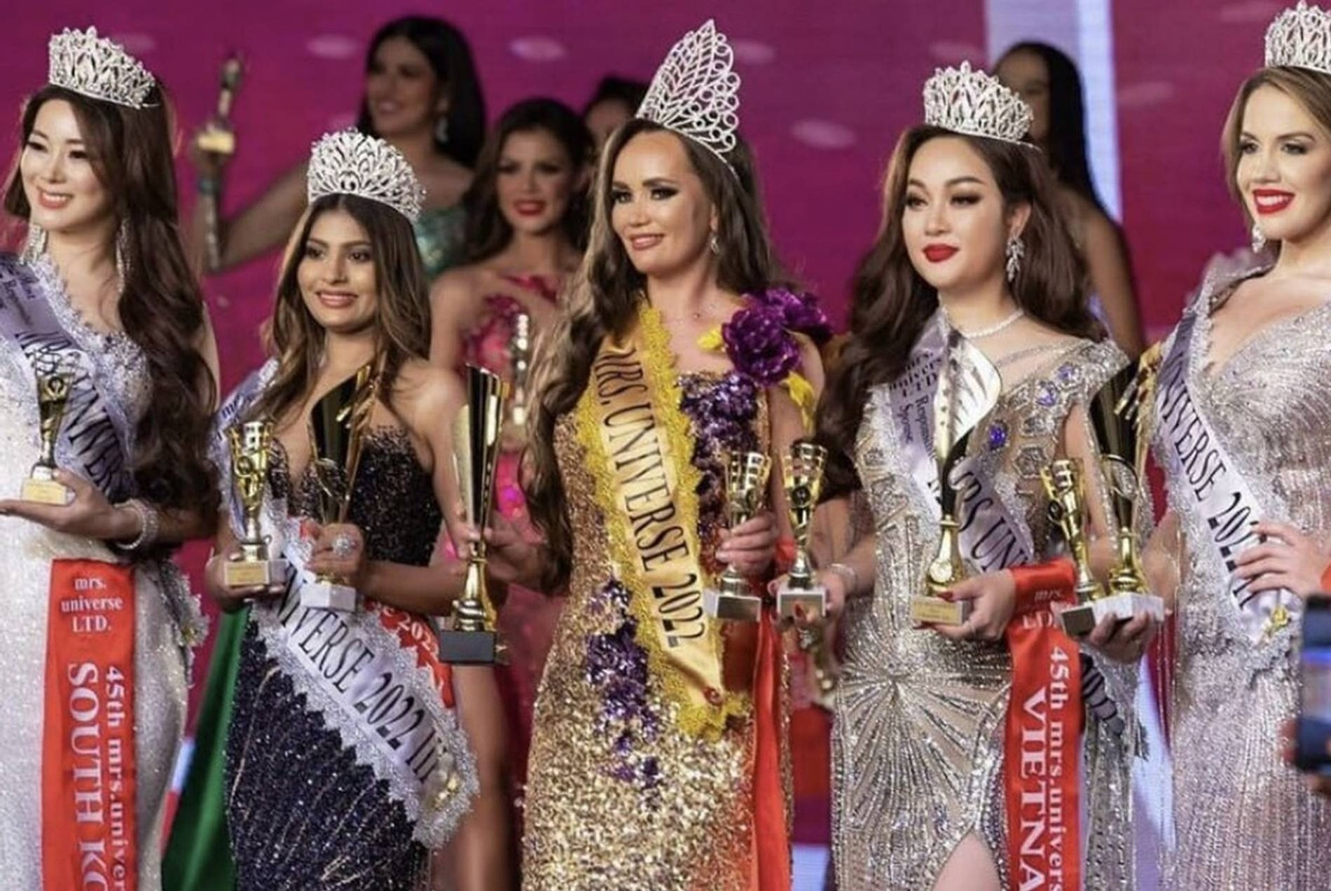 Елена Максимова с финалистками конкурса
Фото: Инстаграм (запрещен в РФ)