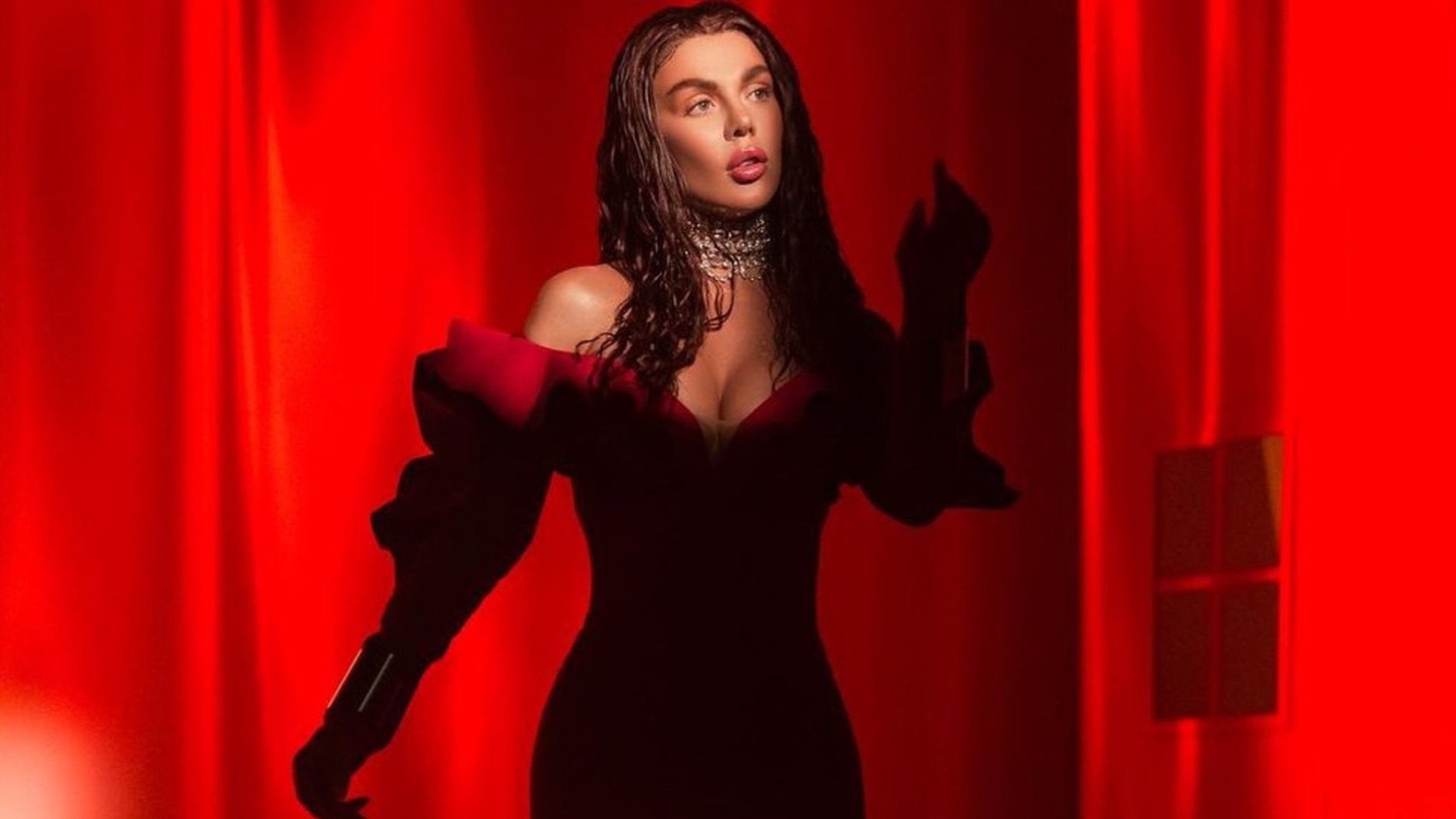 Анна Седокова на съемках клипа на песню «Не оставляй меня, любимый»
Фото: Инстаграм (запрещен в РФ) Анны Седоковой