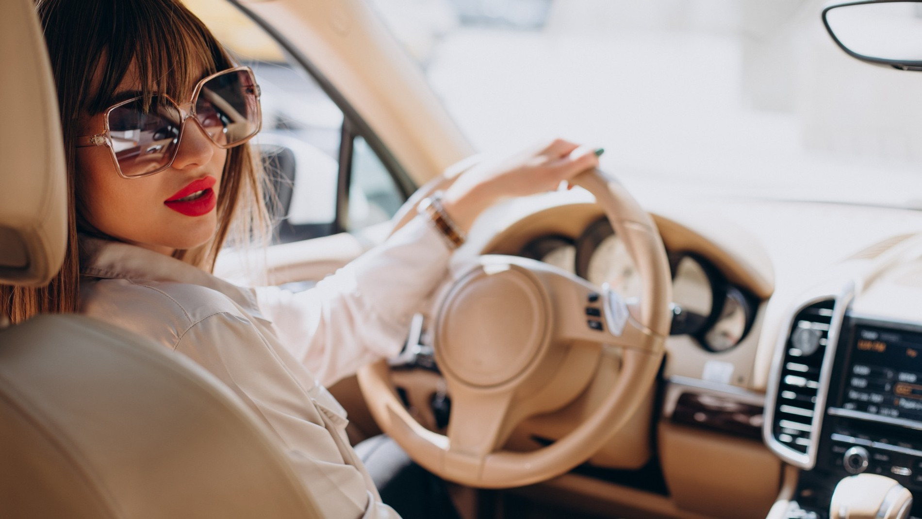 Девушка за рулем
Фото: freepik