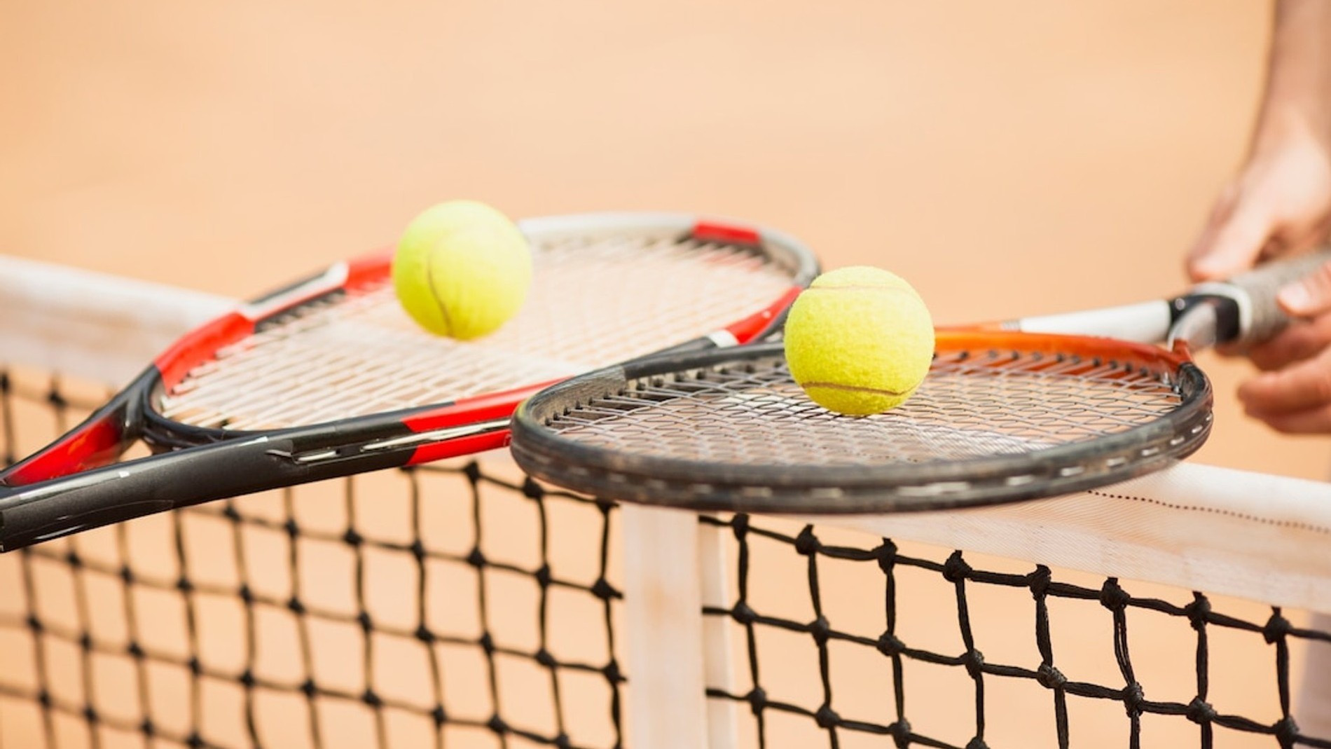 Теннисный корт, ракетки, мячи
Фото: freepik