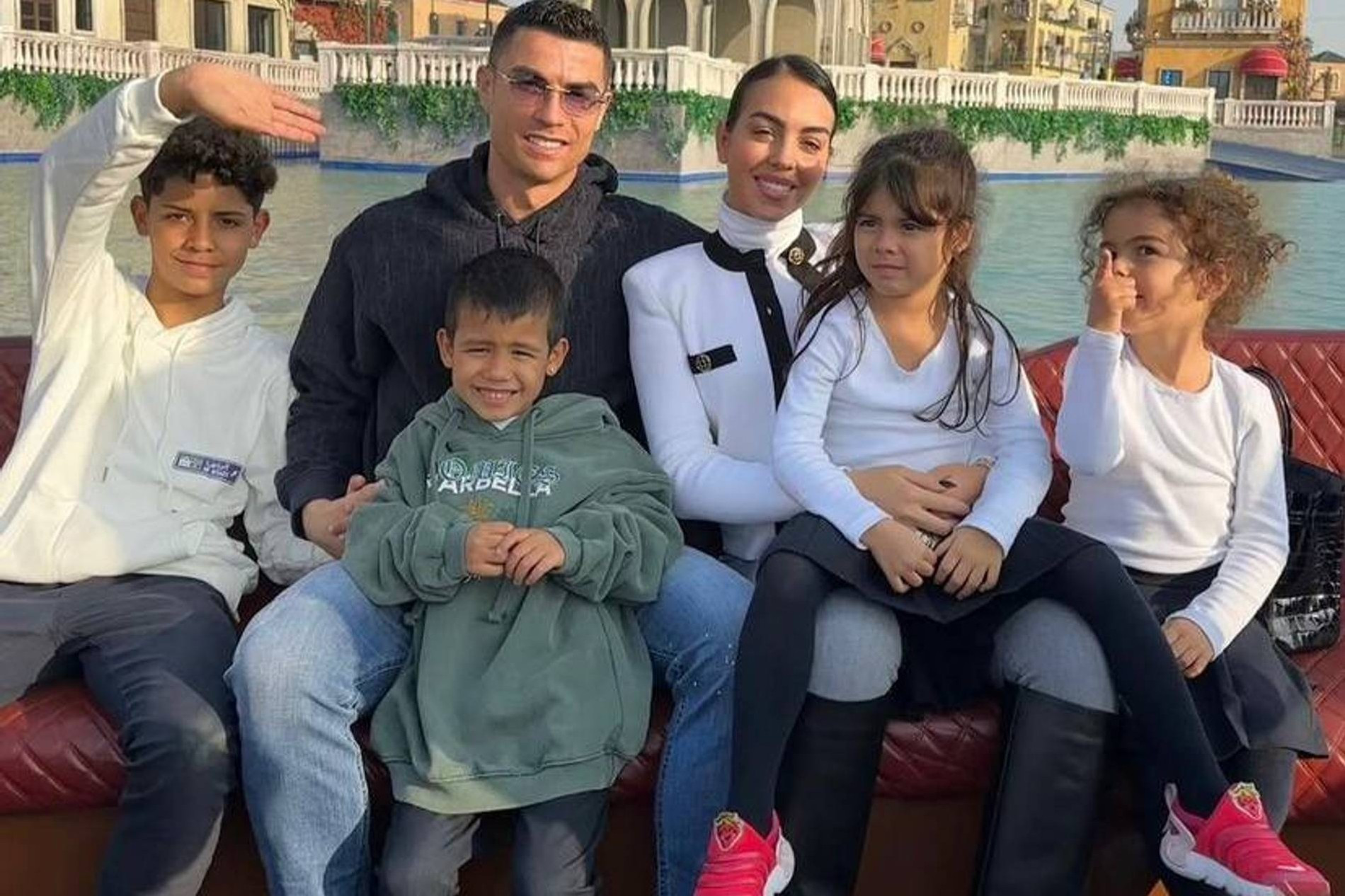 Джорджина Родригес и Криштиану Роналду с детьми
Фото: Инстаграм (запрещен в РФ)