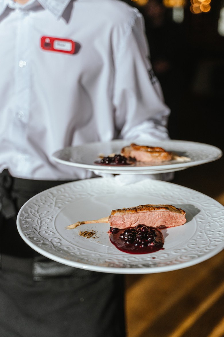 Утиная грудка с кремом из белой фасоли и соусом из черной смородины. Фото: пресс-служба