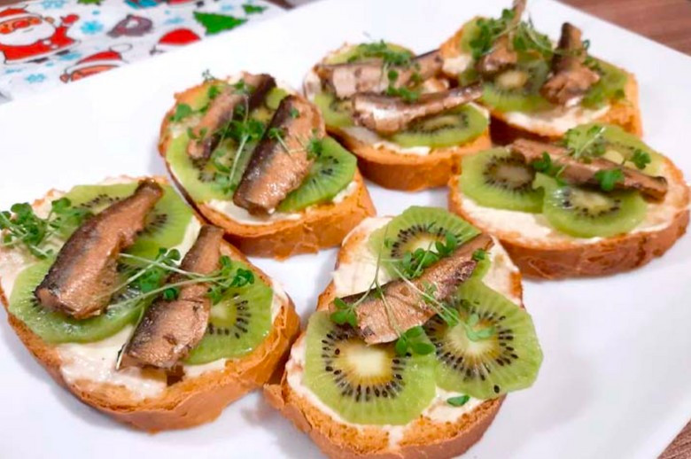 Бутерброд с киви и шпротами. Источник: сайт «Хозяйка онлайн»