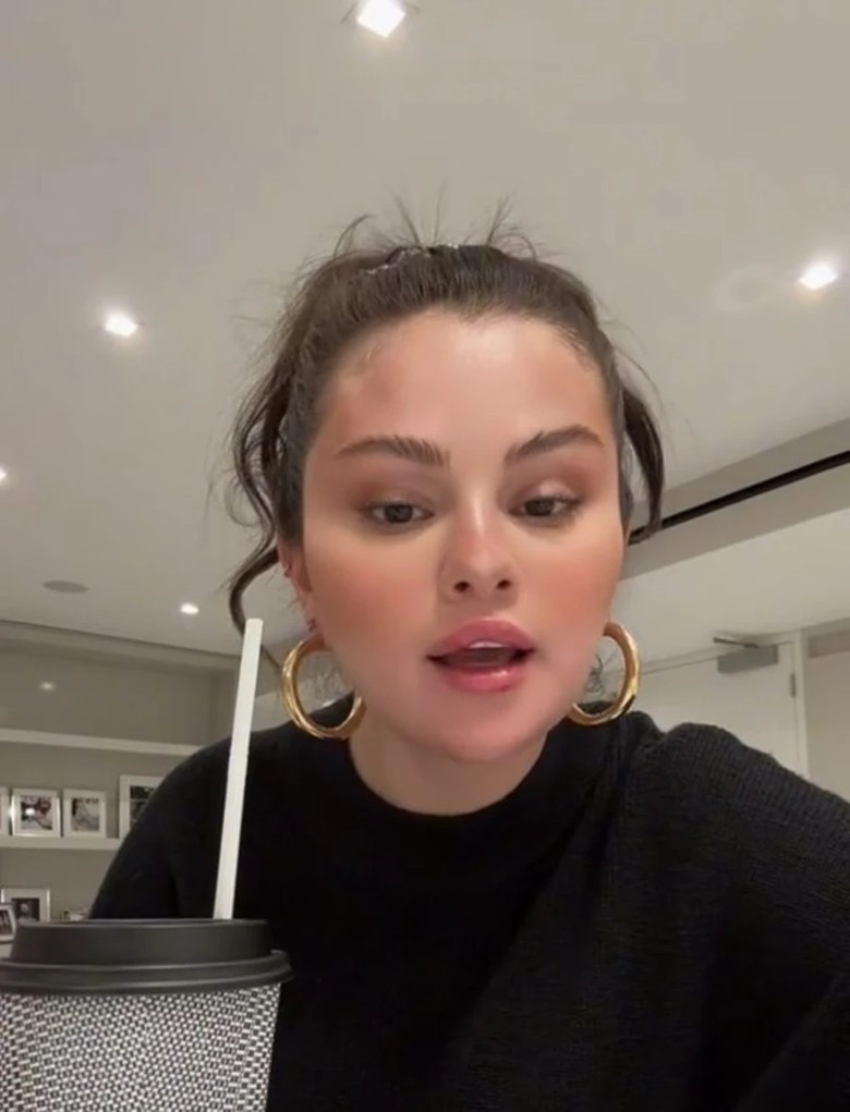 Скриншот из видео, где Селена рассказывает про неудачной ламинированей бровей. Фото: социальные сети