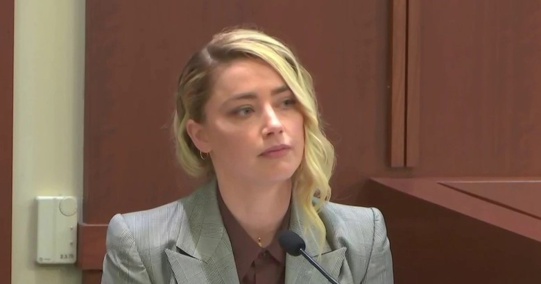 Эмбер Херд во время судебного разбирательства. Фото: скриншот трансляции