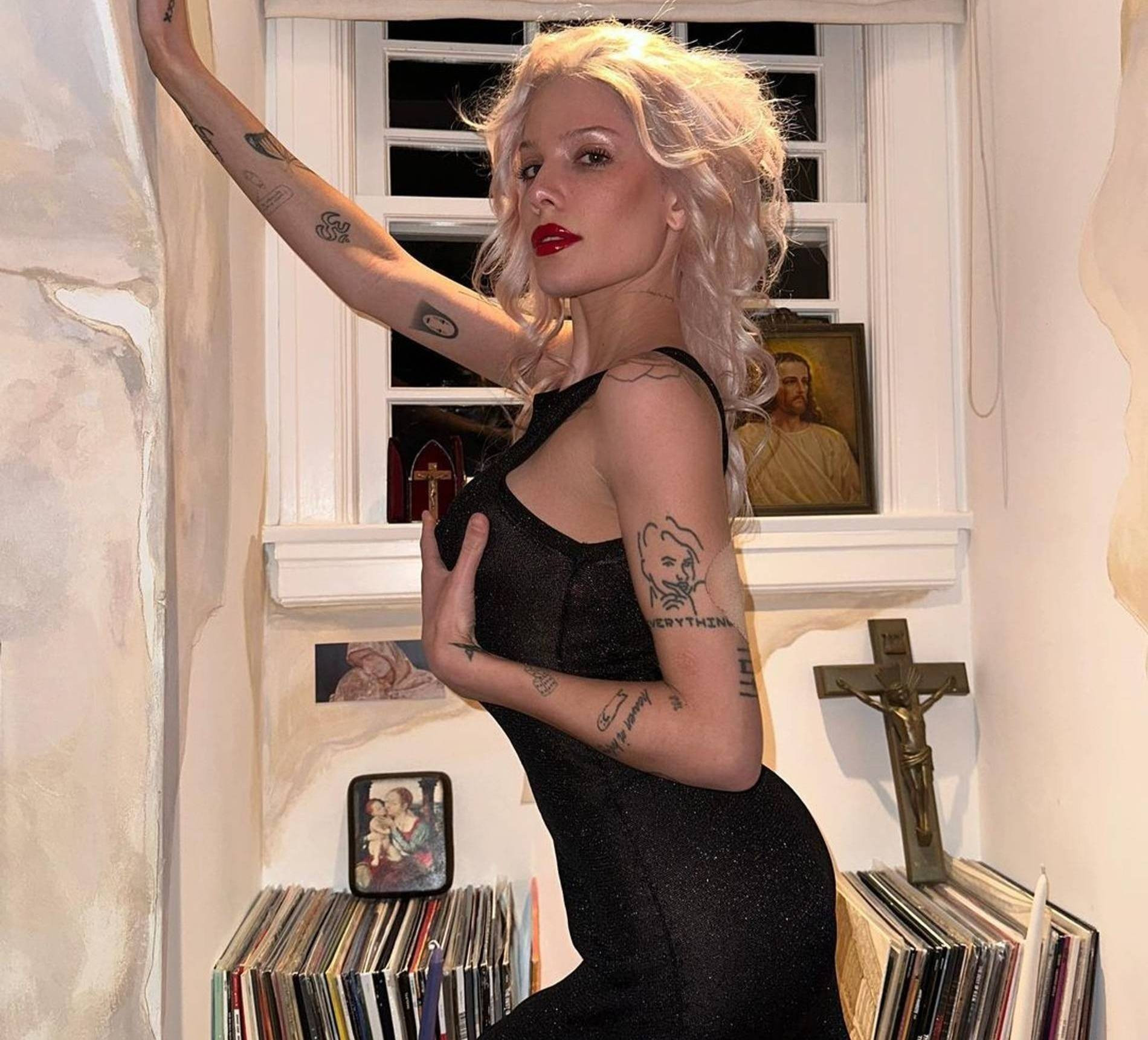 Певица Холзи
Фото: Инстаграм* @iamhalsey