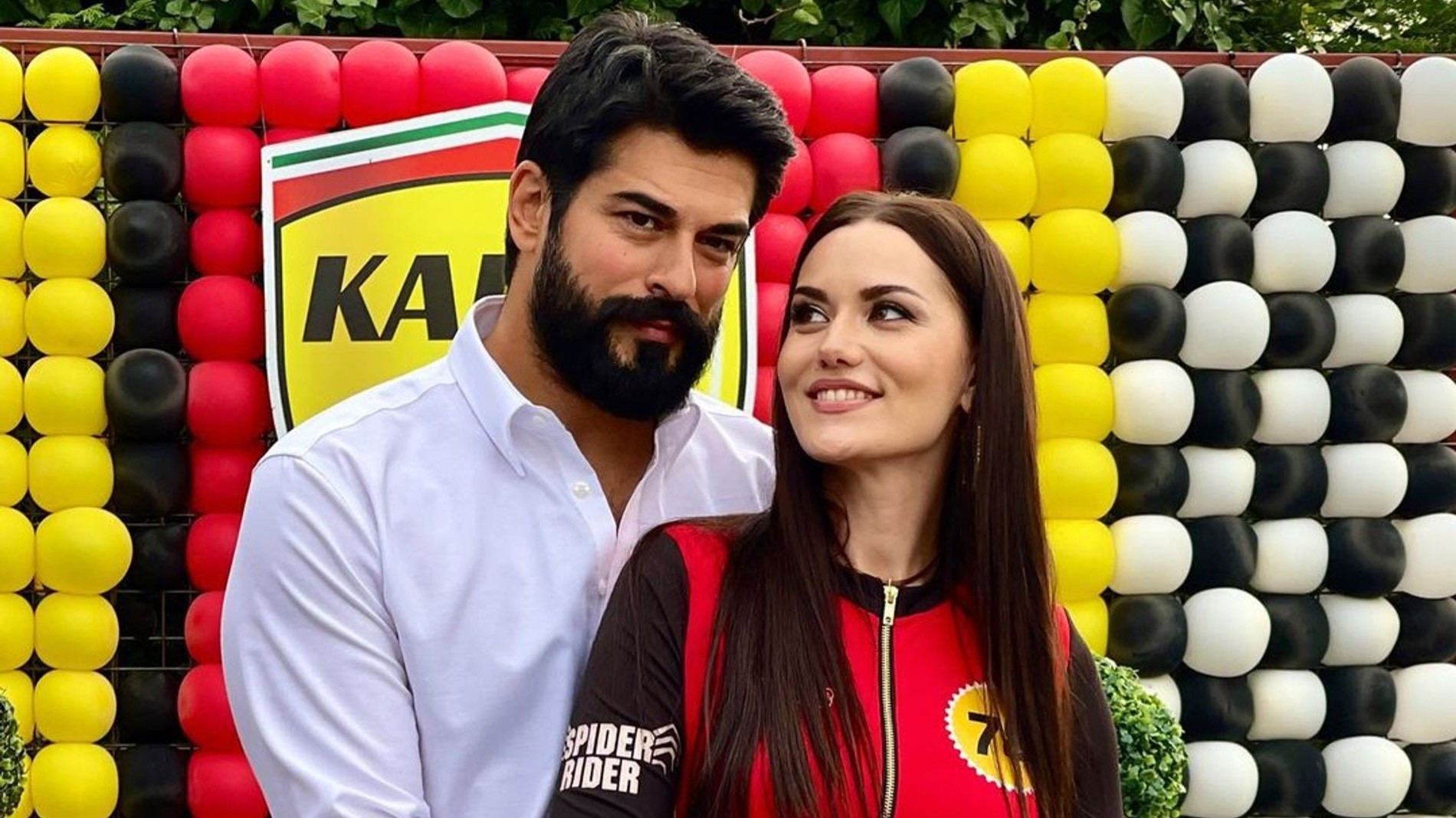 Бурак Озчивит и Фахрие Эвджен
Фото: Инстаграм (запрещен в РФ) / @evcenf