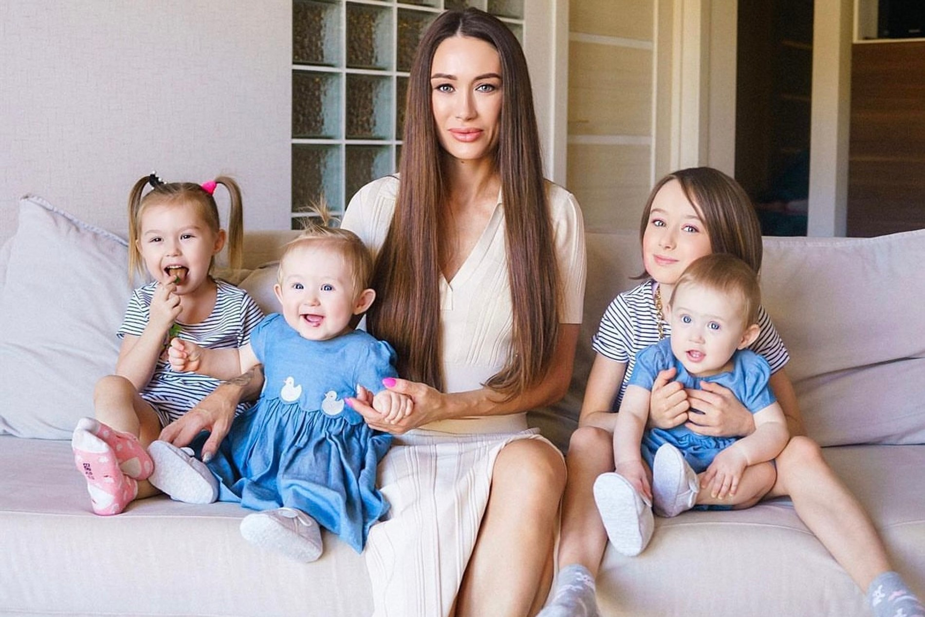 Алена Ашмарина с дочерьми
Фото: Инстаграм (запрещен в РФ) @ashmy.world