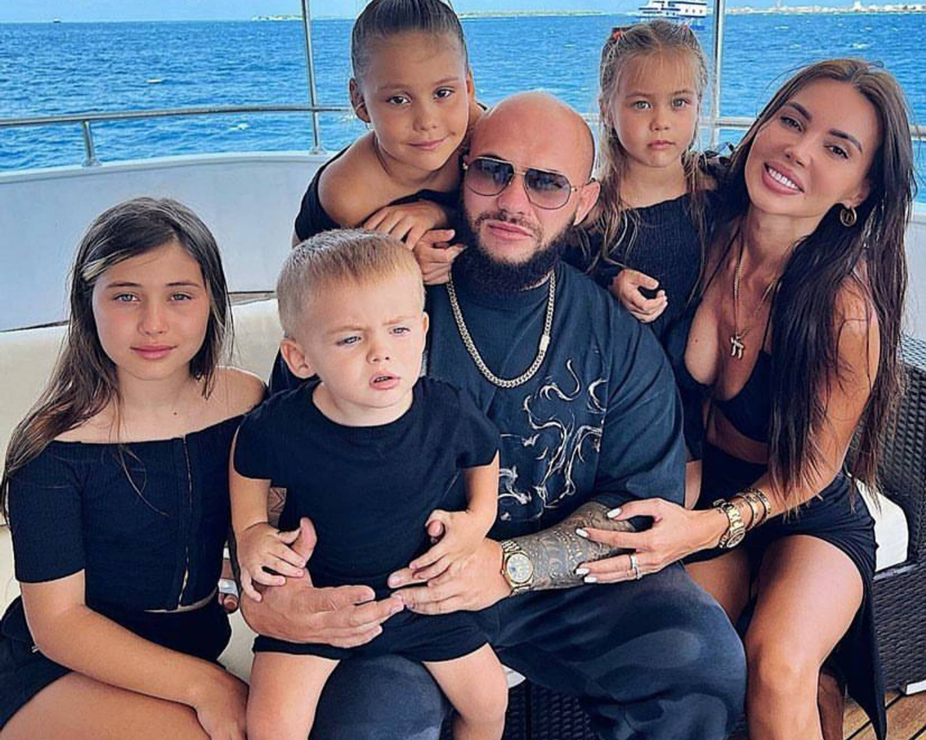 Джиган и Оксана Самойлова с детьми
Фото: Инстаграм (запрещен в РФ) @samoylovaoxana