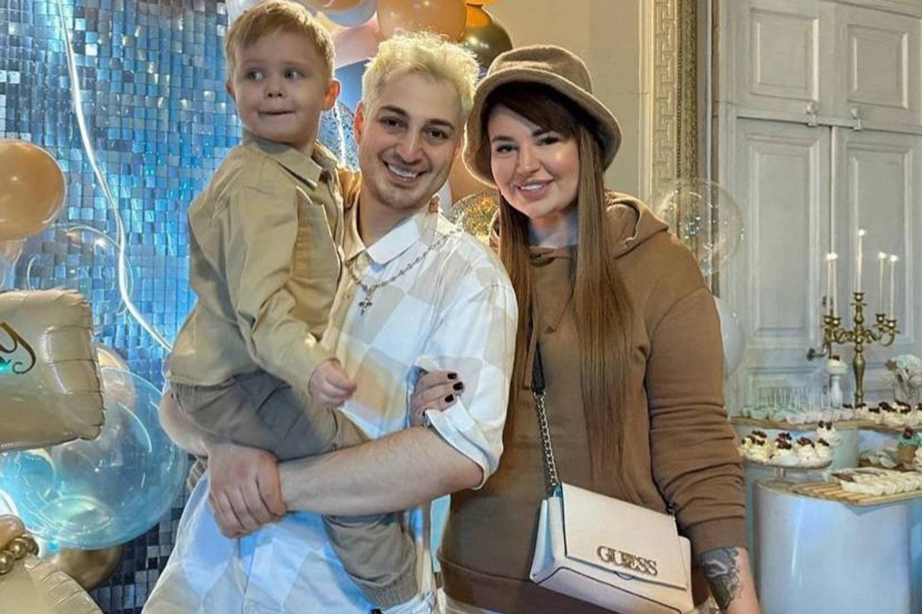 Саша Черно с мужем Иосифом Оганесяном и сыном Стефаном
Фото: Инстаграм (запрещен в РФ) / @a_chernyavskaya_