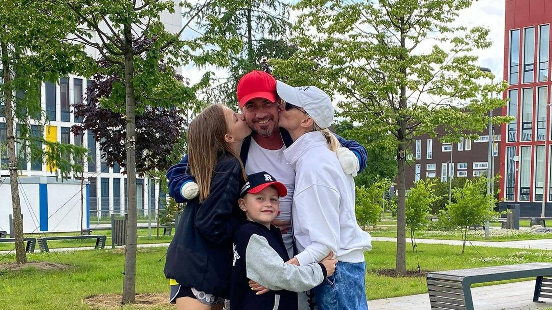 Роман Костомаров с семьей. Фото: Инстаграм* @romankostomarovkrs
