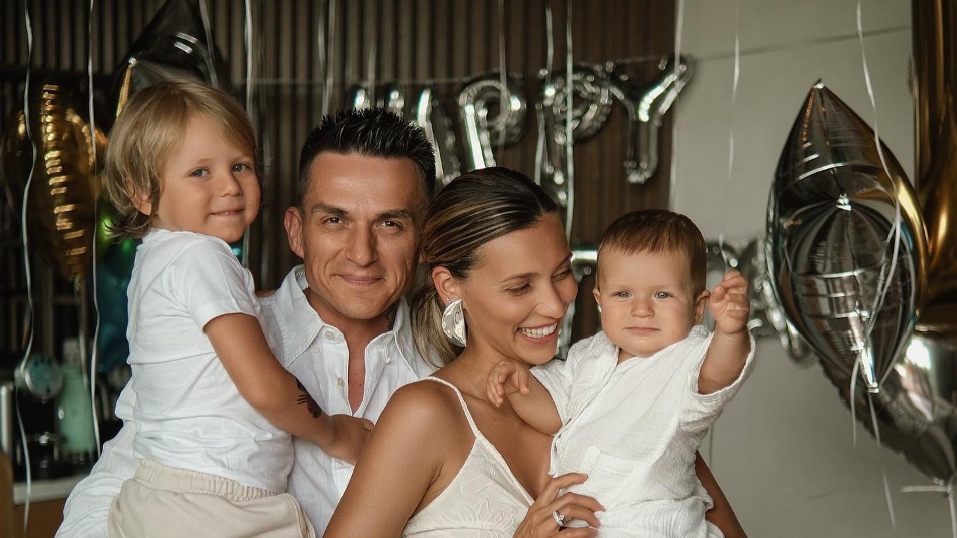 Влад Топалов и Регина Тодоренко с сыновьями. Фото: Инстаграм (запрещен в РФ) / @reginatodorenko