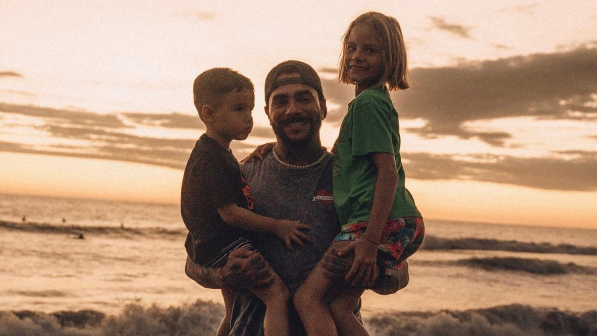 Тимати с сыном Ратмиром и дочерью Алисой. Фото: Инстаграм (запрещен в РФ) @timatiofficial 