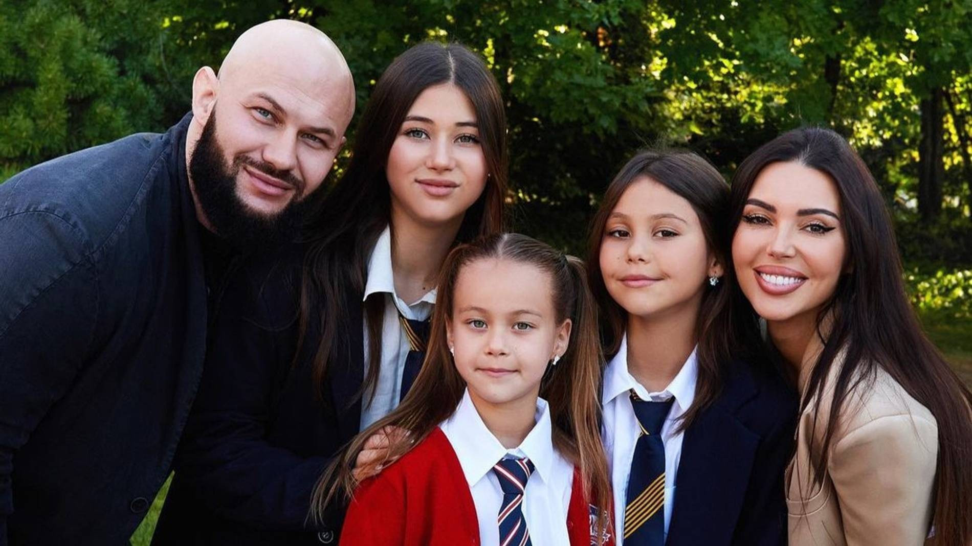 Джиган и Оксана Самойлова с дочерьми. Фото: Инстаграм* @samoylovaoxana