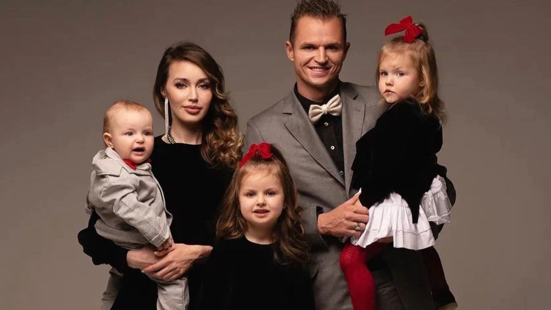 Анастасия Костенко и Дмитрий Тарасов с детьми. Фото: Инстаграм (запрещен в РФ) Костенко