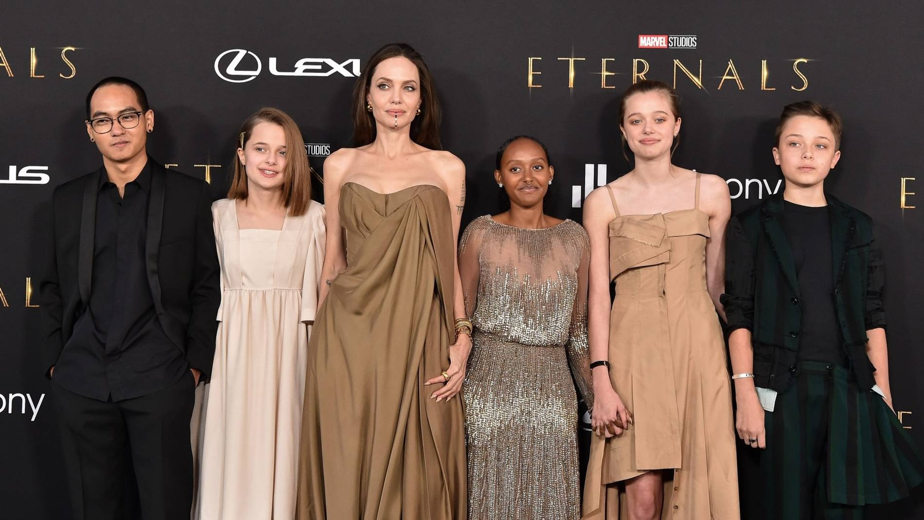 Анджелина Джоли с детьми. Фото: Getty Images