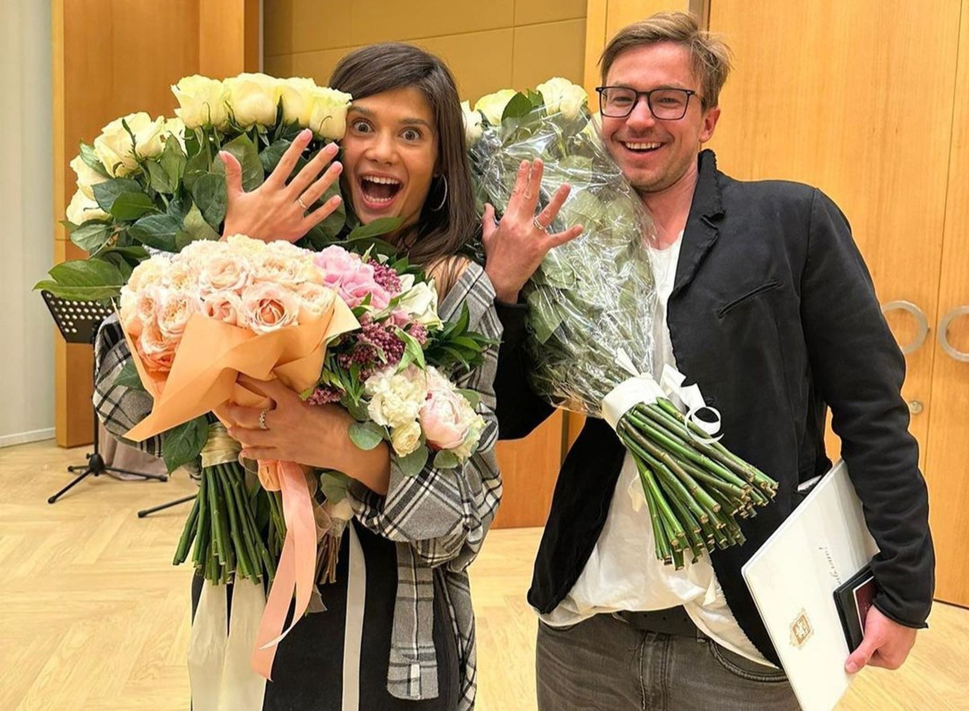 Александр Петров с женой Викторией в ЗАГСе. Фото: Инстаграм* @actorsashapetrov