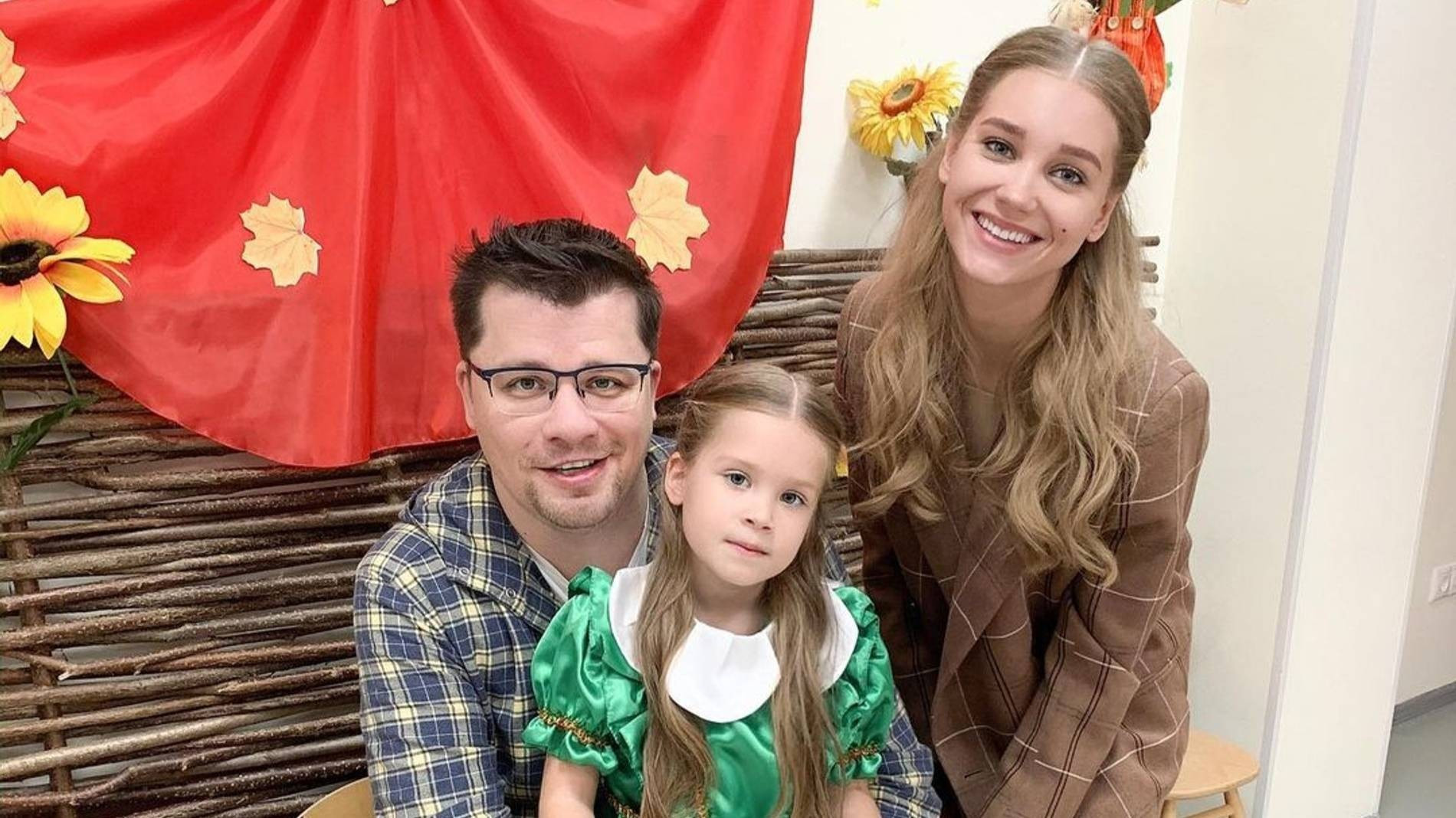 Гарик Харламов и Кристина Асмус с дочерью Настей.
Фото: Инстаграм* @asmuskristina