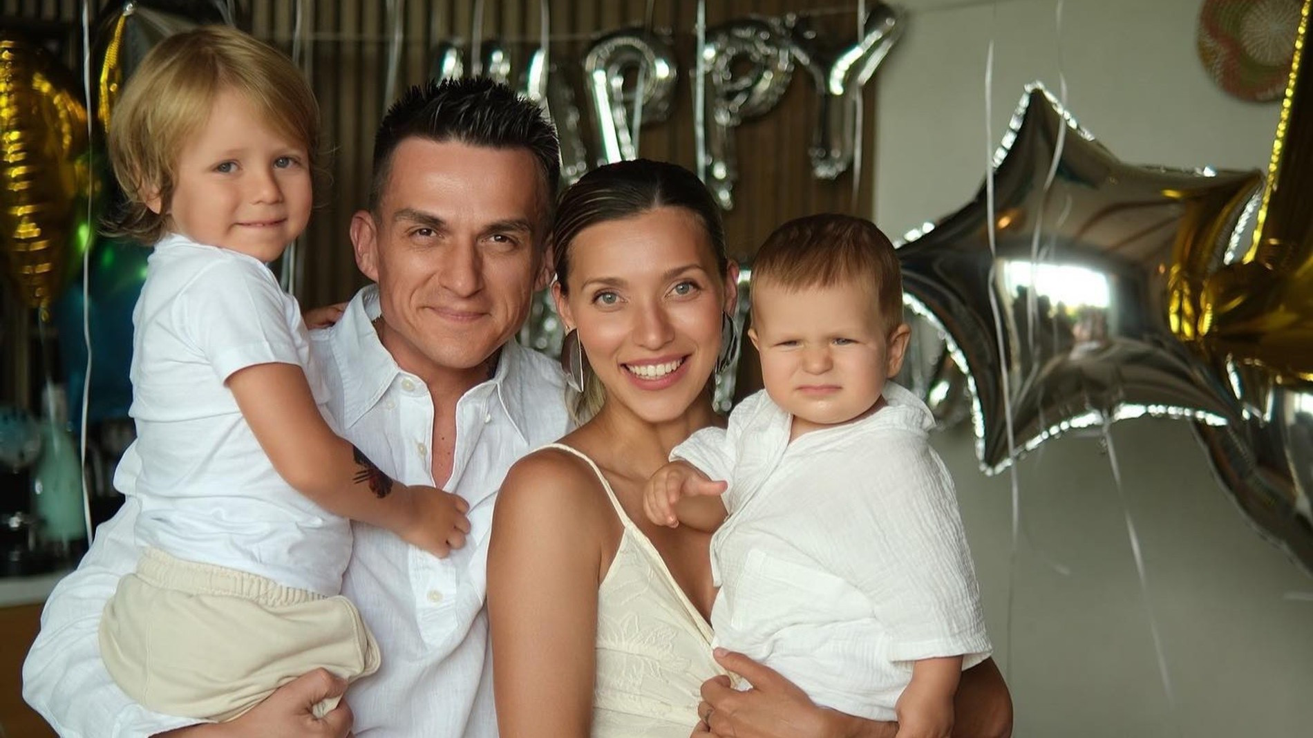 Регина Тодоренко и Влад Топалов с сыновьями. Фото: Инстаграм*  @reginatodorenko