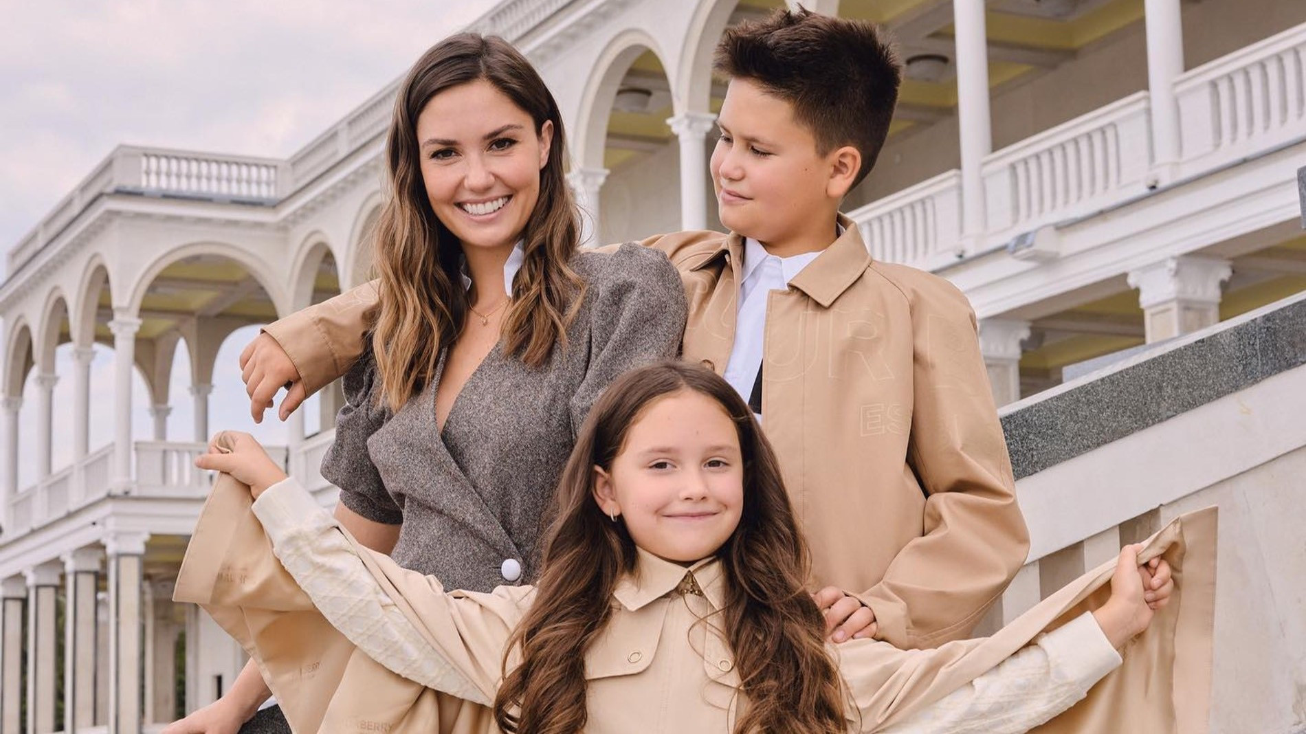 Агата Муцениеце с Тимофеем и Мией. Фото: Инстаграм* @agataagata