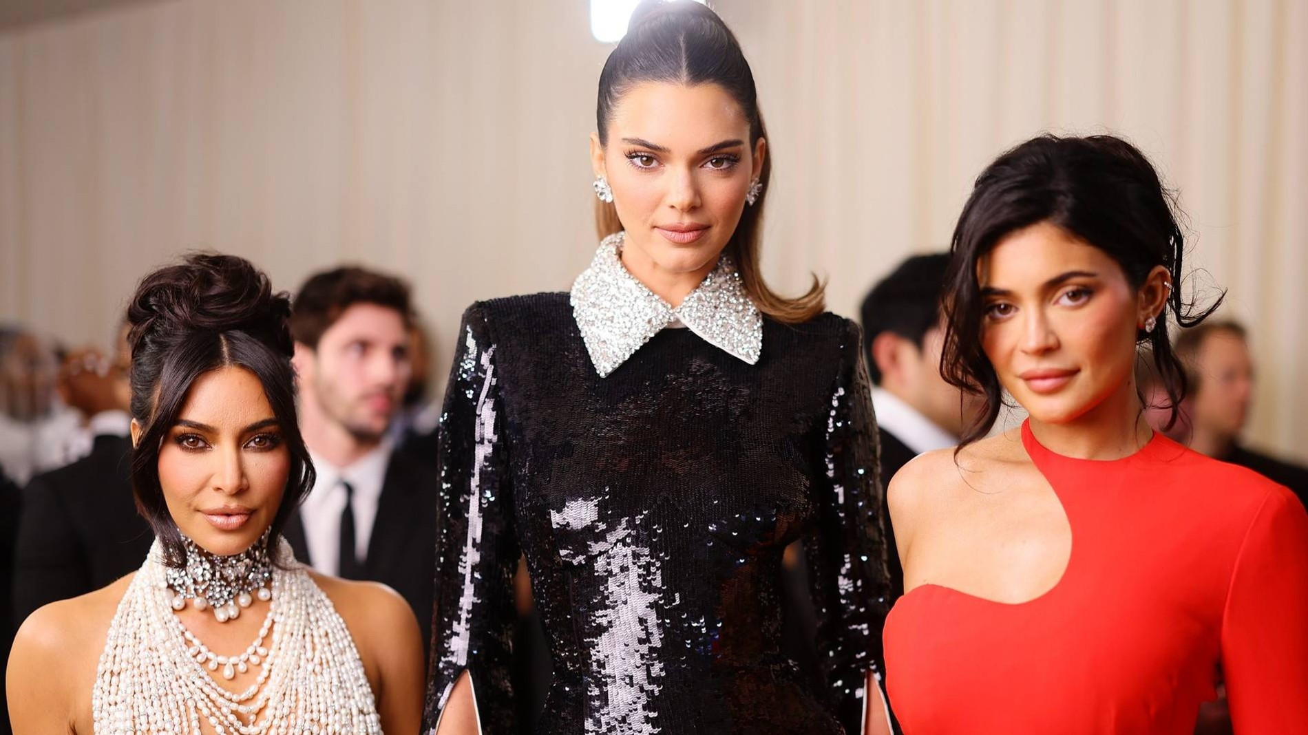 Ким Кардашьян с сестрами Кендалл и Кайли Дженнер. Фото: Getty Images