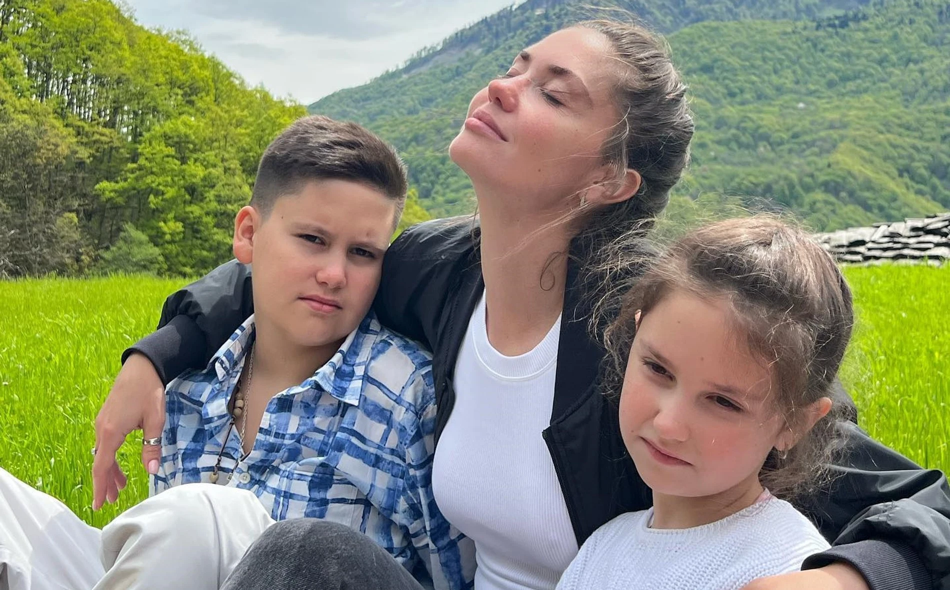 Агата Муцениеце с Тимофеем и Мией. Фото: Инстаграм* @agataagata