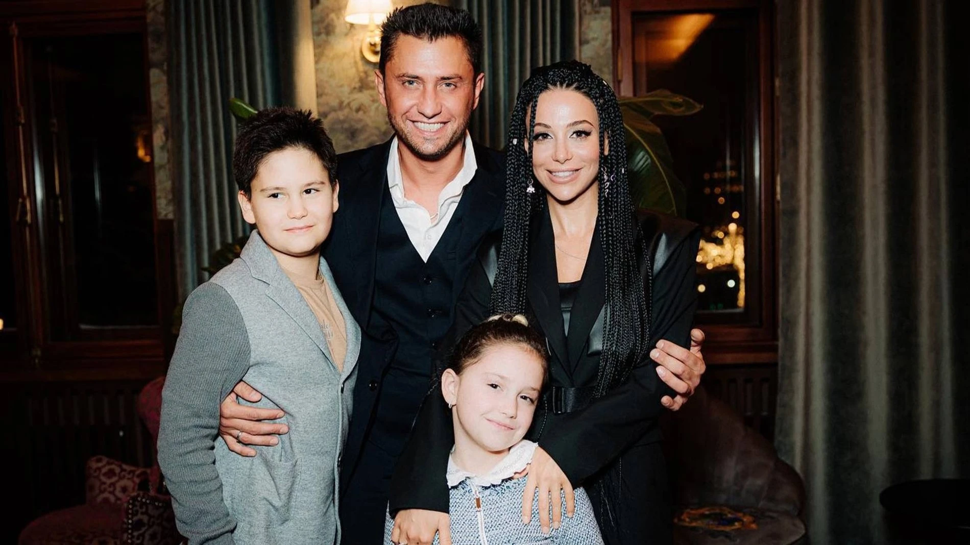 Павел Прилучный с супругой Зепюр Брутян и детьми Тимофеем и Мией. Фото: Инстаграм (запрещен в РФ) @bugevuge