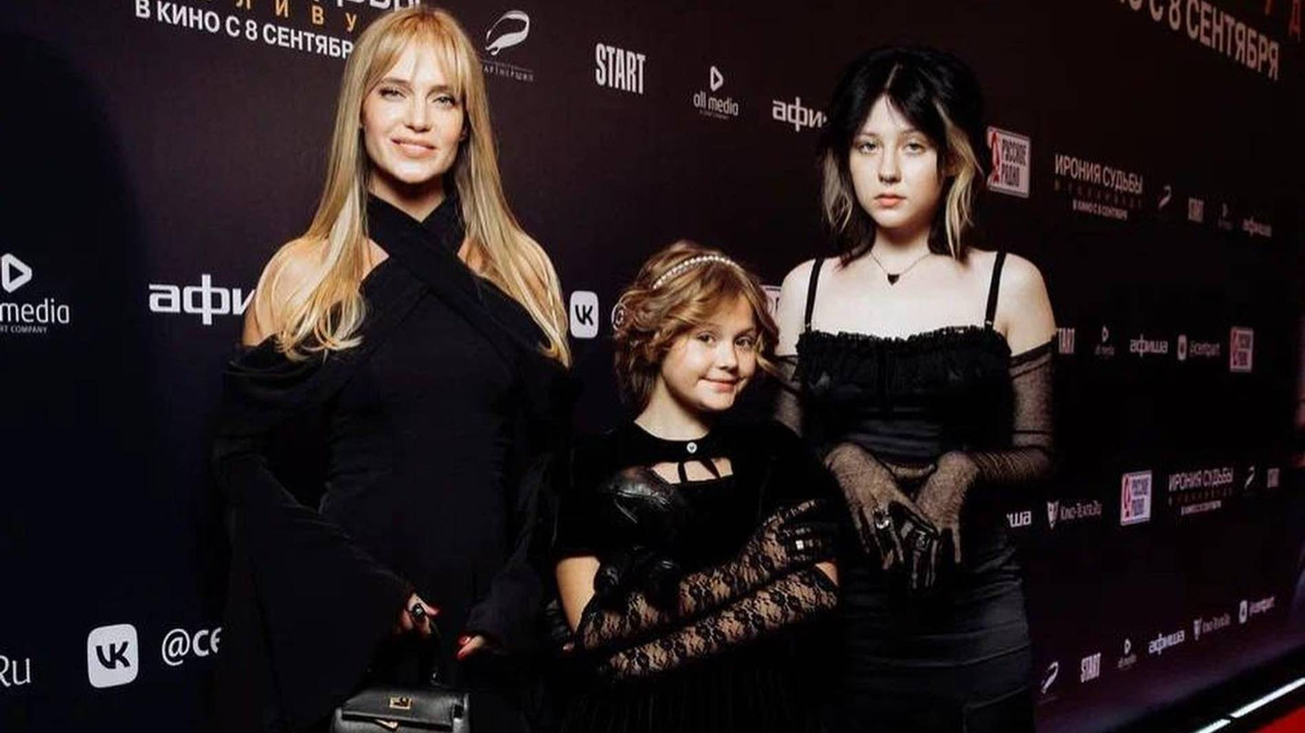 Глюкоза с дочерьми Верой и Лидией. Фото: Инстаграм* @glukozamusic