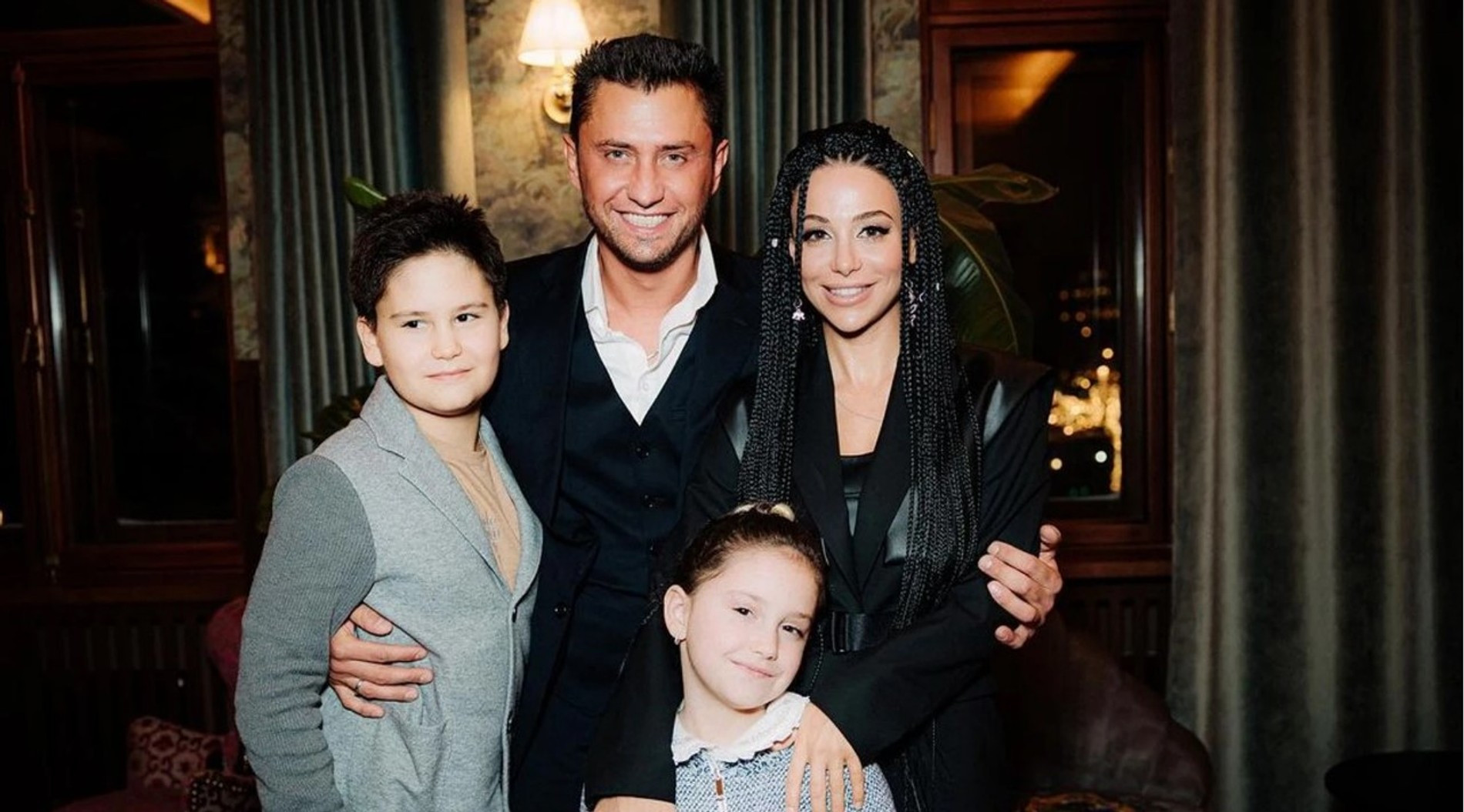 Павел Прилучный с супругой Зепюр Брутян и детьми Мией и Тимофеем. Фото: Инстаграм* @bugevuge