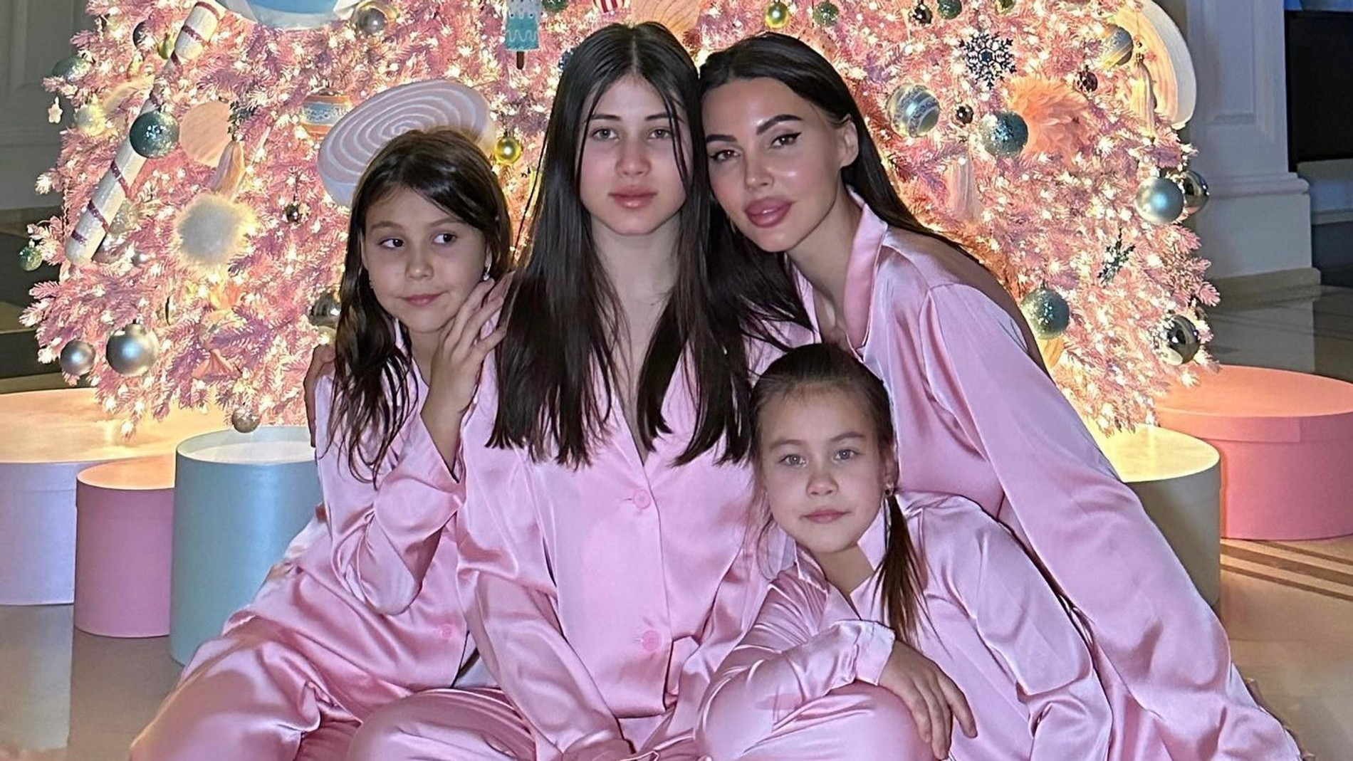 Оксана Самойлова с дочерьми. Фото: Инстаграм* @samoylovaoxana