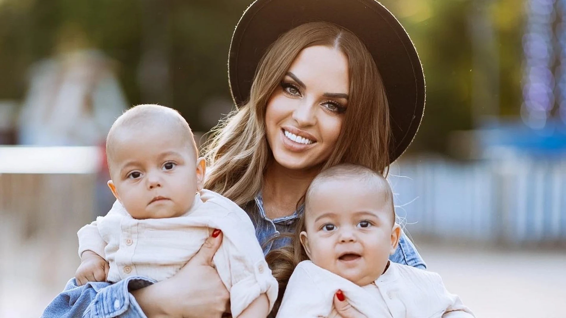 Юлия Ефременкова с сыновьями. Фото: Инстаграм* @efremenkovvvva